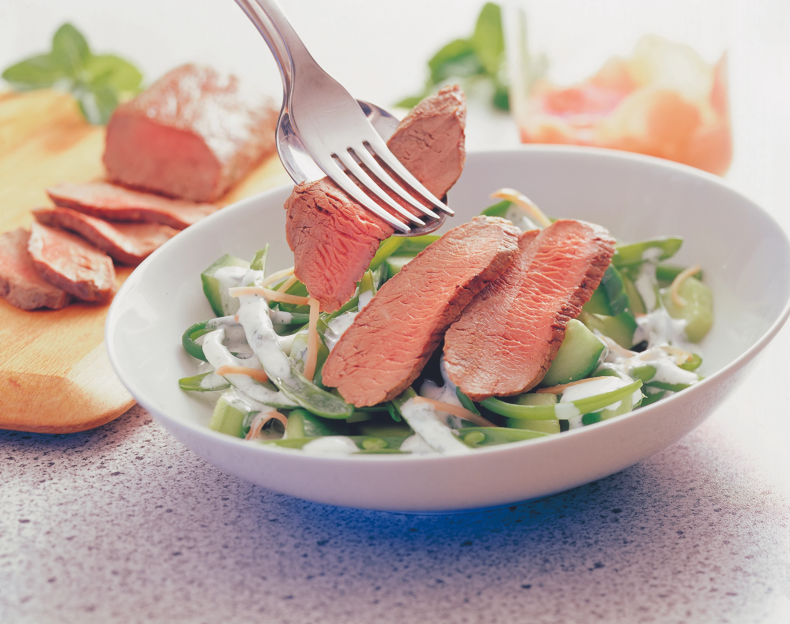 Gurken-Fisolensalat mit Lamm und Minze