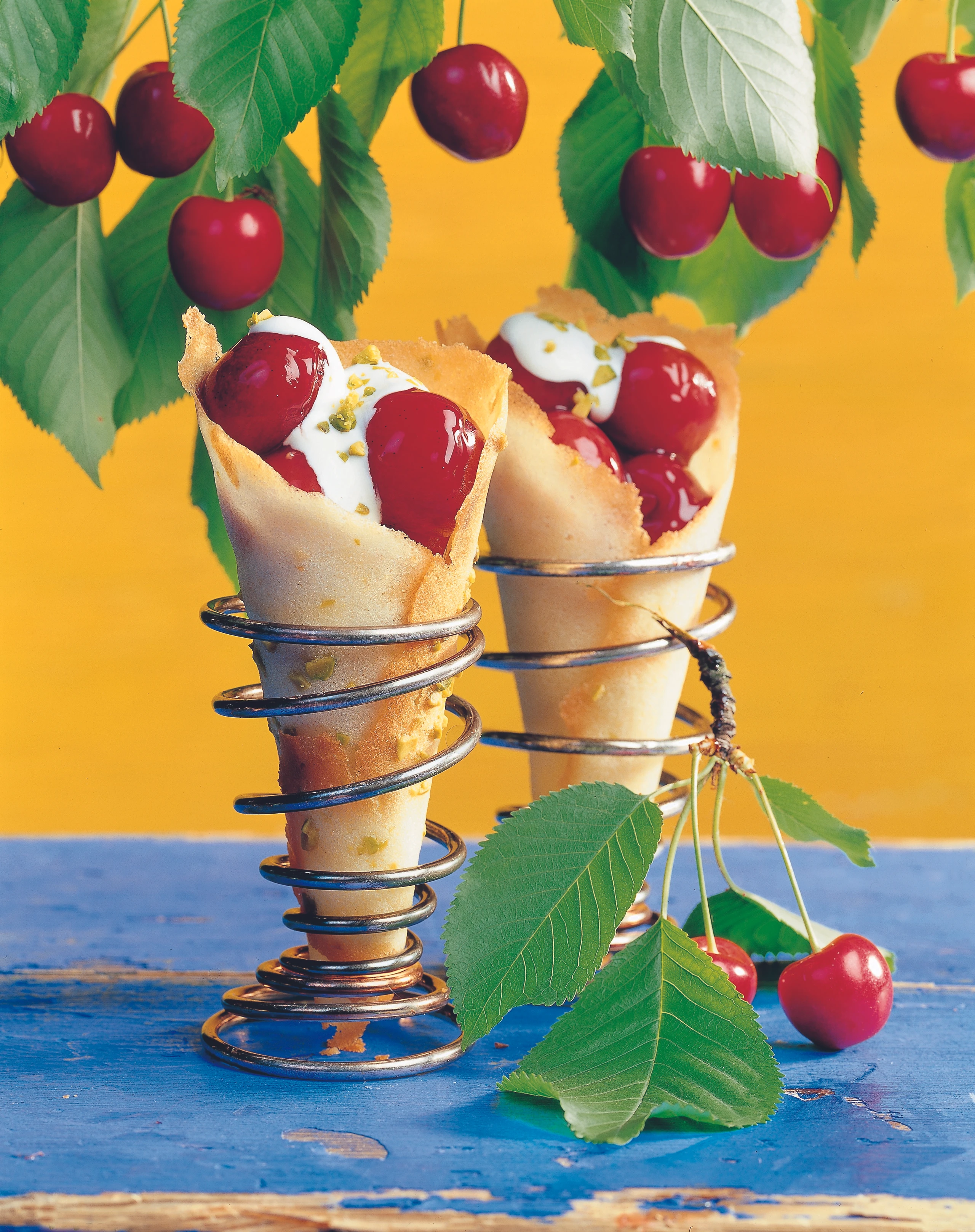 Pistazienstanitzel mit Kirschengelee und Sauerrahm