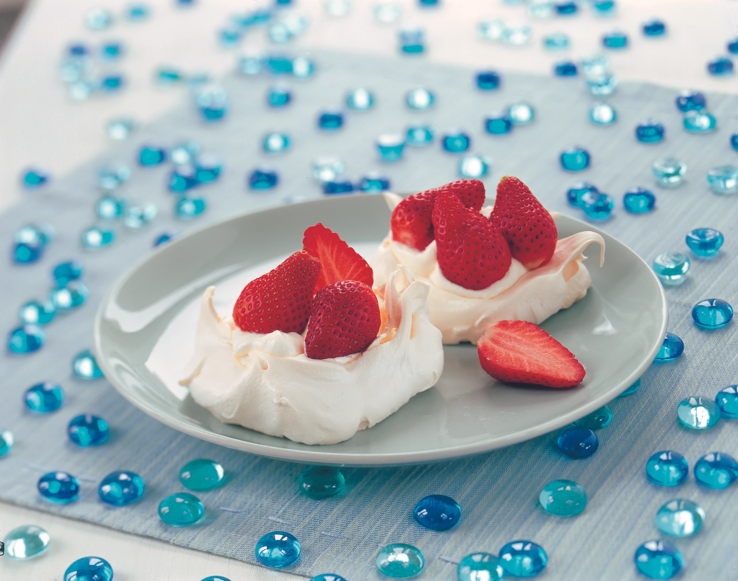Mini-Pavlovas mit Erdbeeren