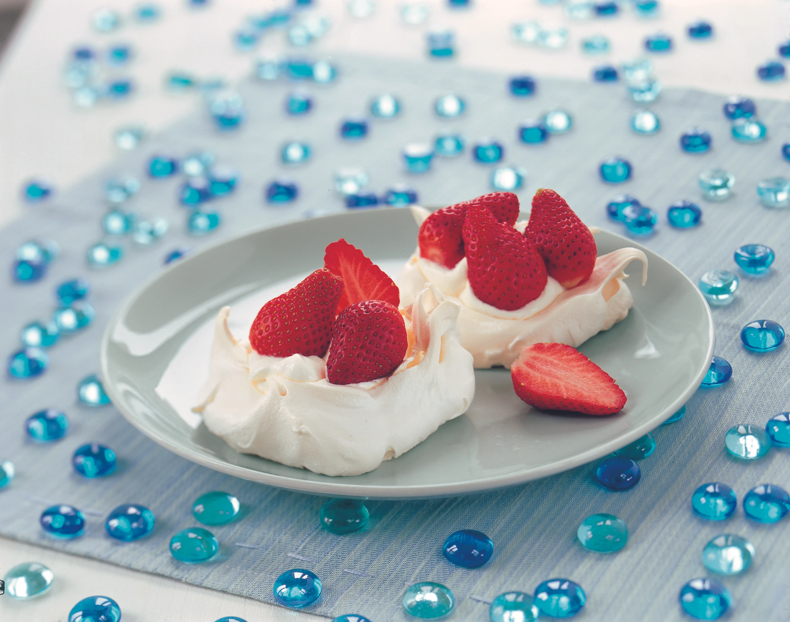 Mini-Pavlovas mit Erdbeeren