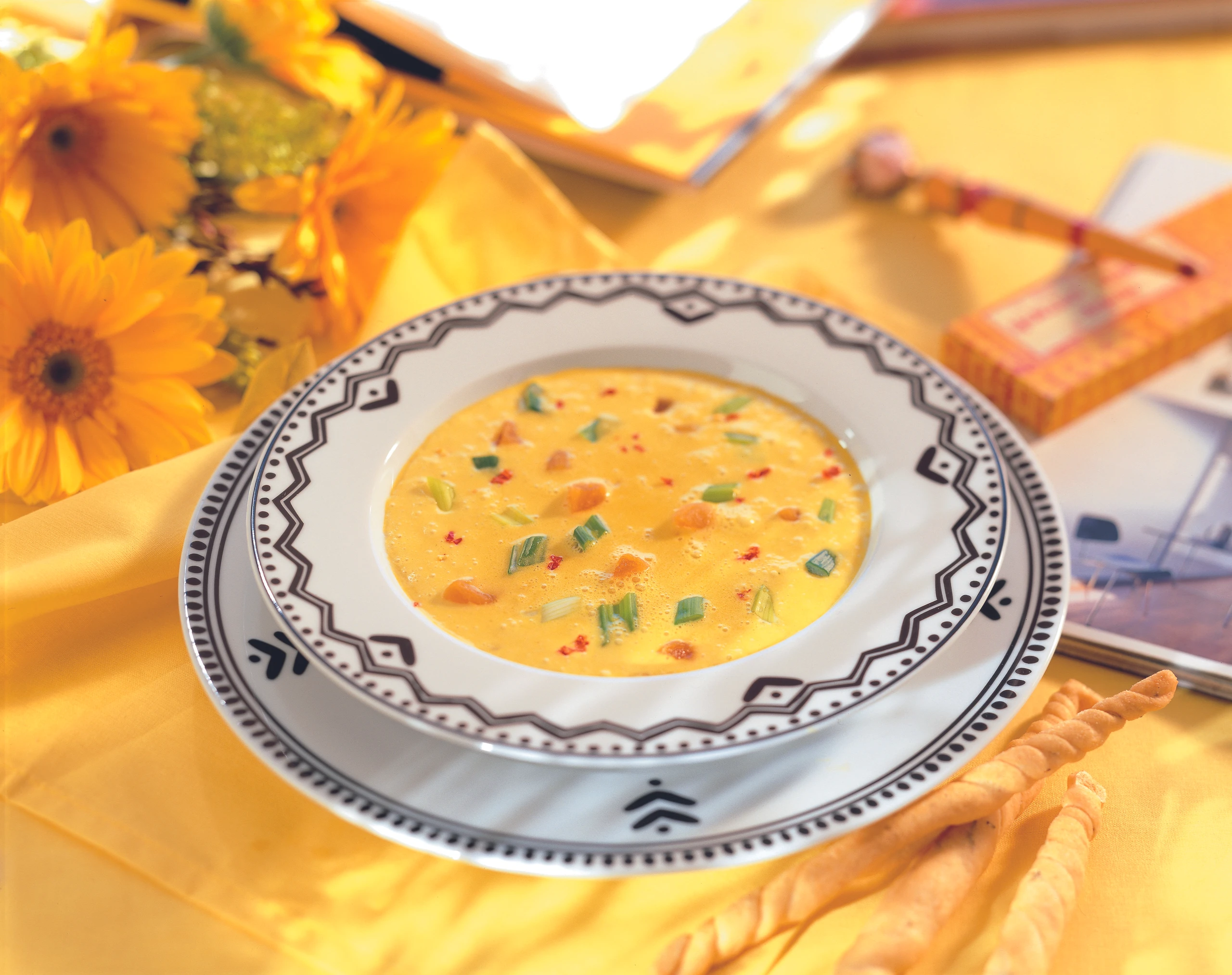 Kalte Hühner-Currysuppe mit Marillen und Jungzwiebel