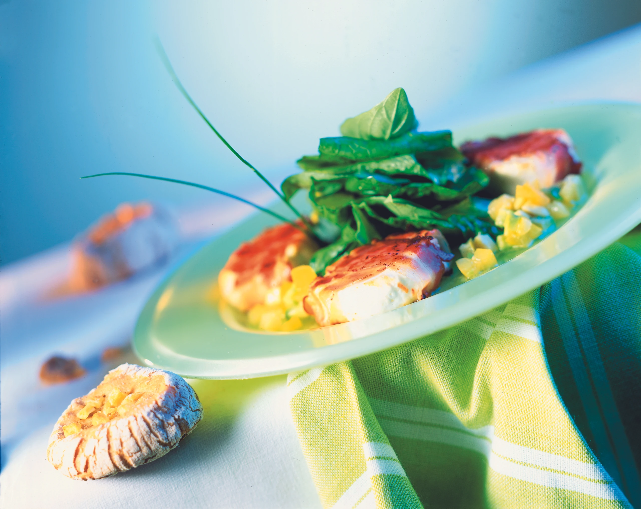 Spinat-Basilikumsalat mit Frischkäse im Speckmantel
