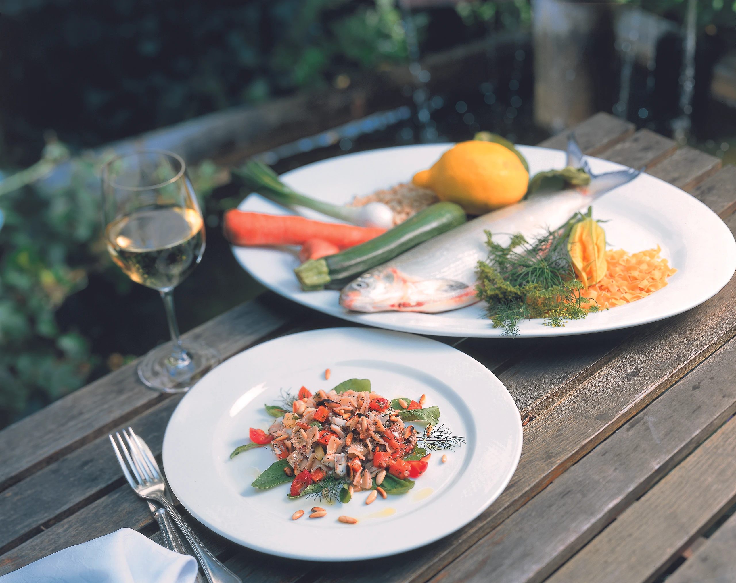 Gemüse-Fleckerl-Salat mit Fisch