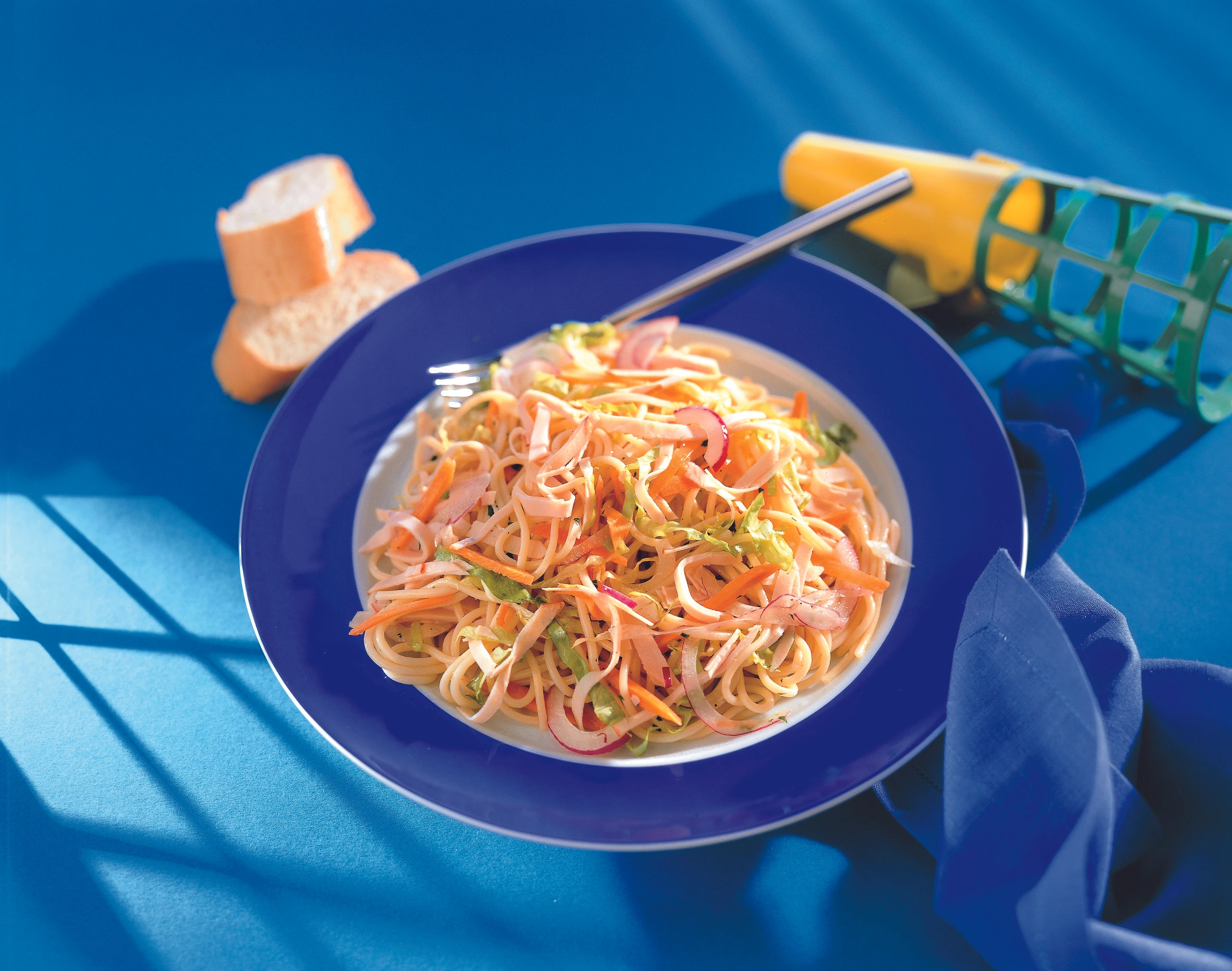 Spaghettisalat mit Gemüse und Schinken