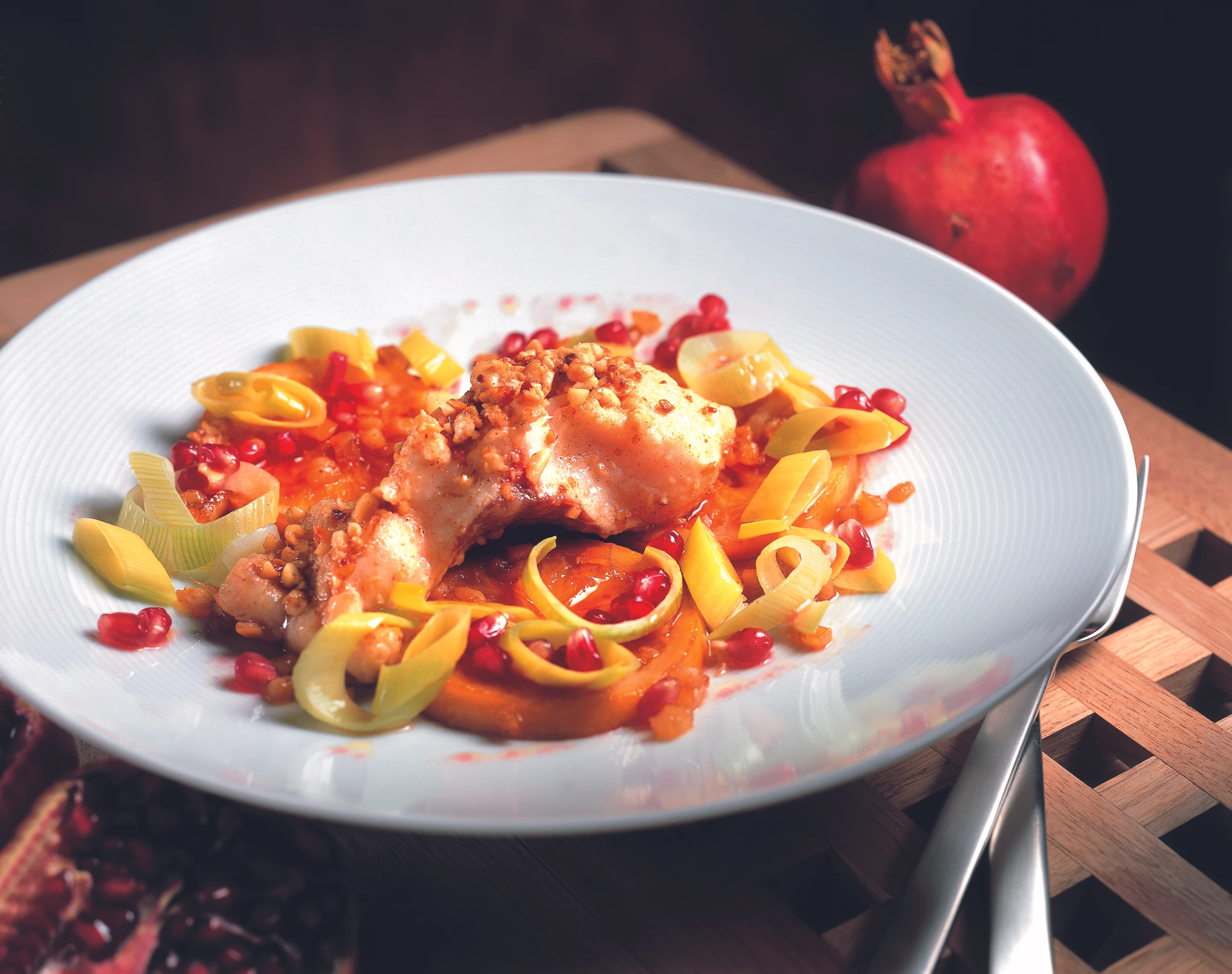 Welsfilet mit Pinienkernen, Orangen und Granatapfel-Vinaigrette
