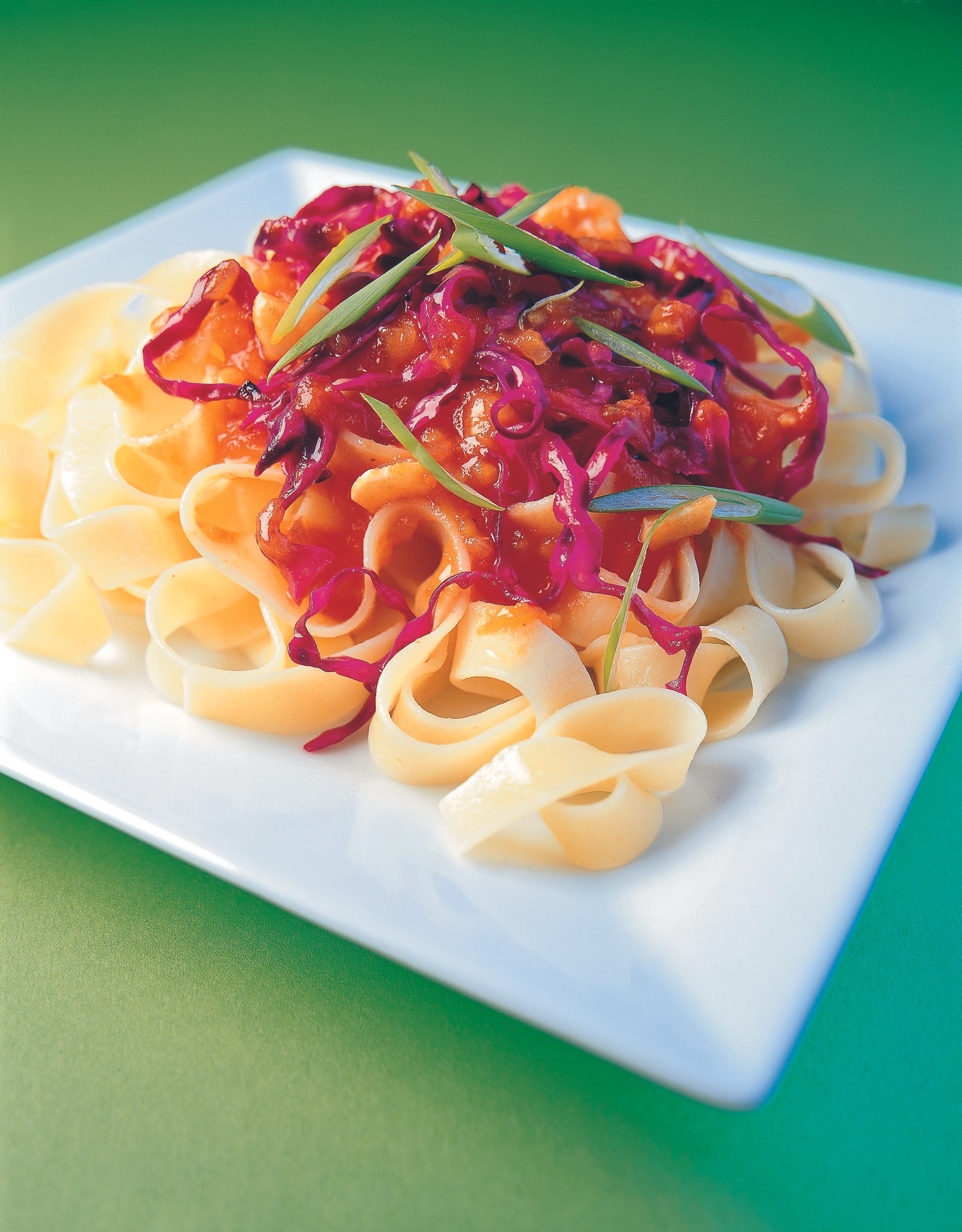 Tagliatelle mit Rotkraut-Tomaten-Sugo