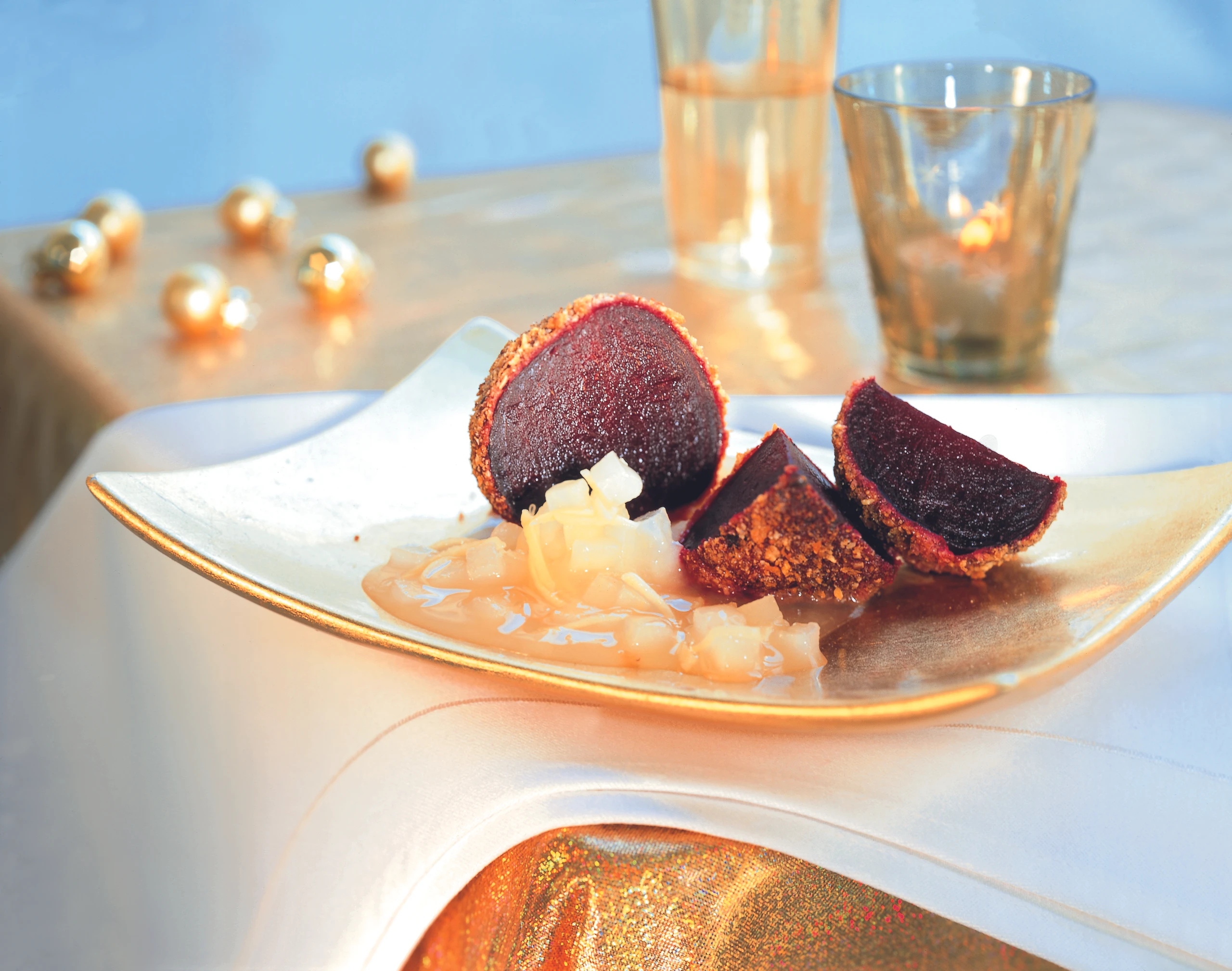 Rote Rüben in der Nusskruste mit Birnen-Ingwer-Ragout