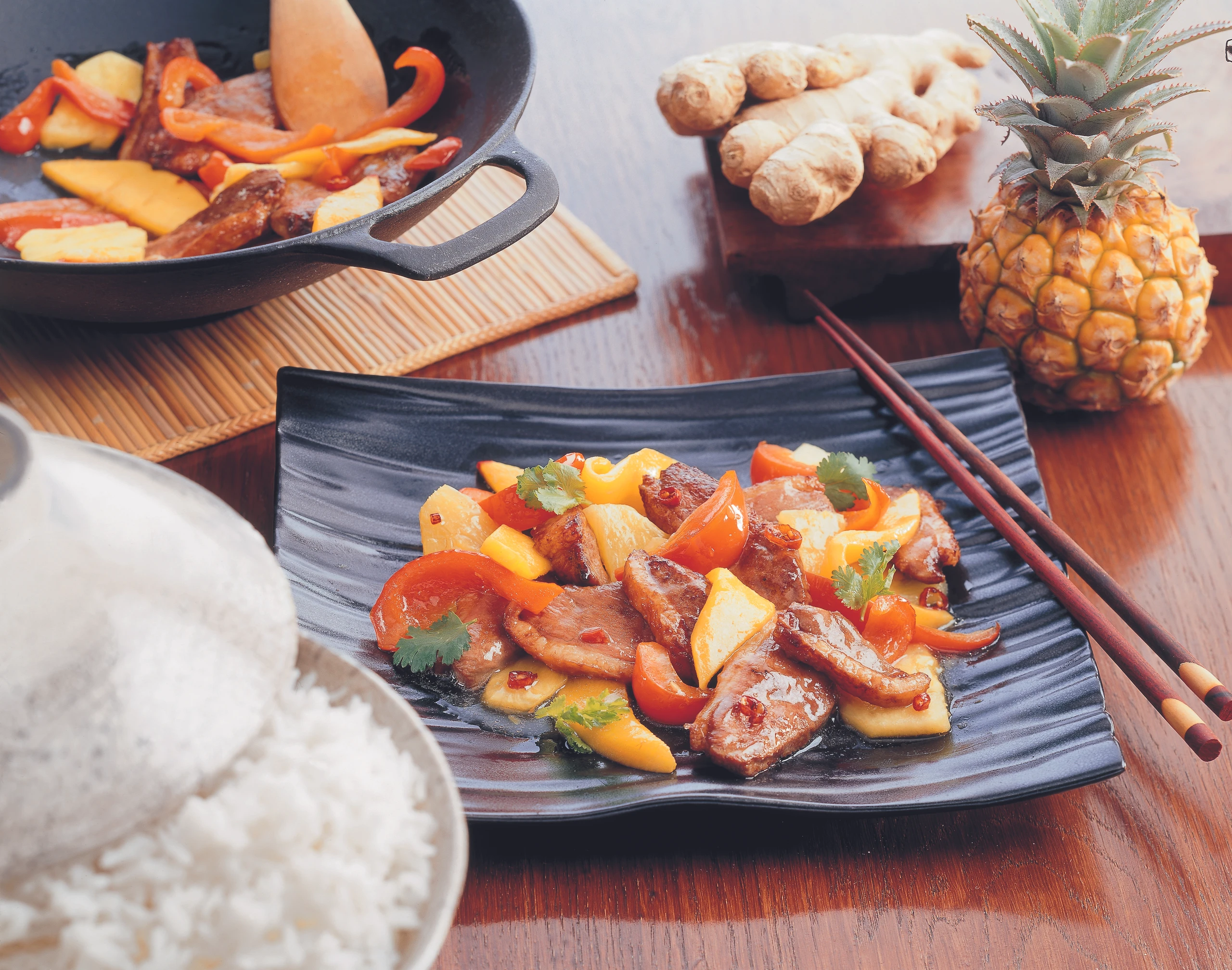 Ingwer-Ente mit Ananas, Mango und Paprika