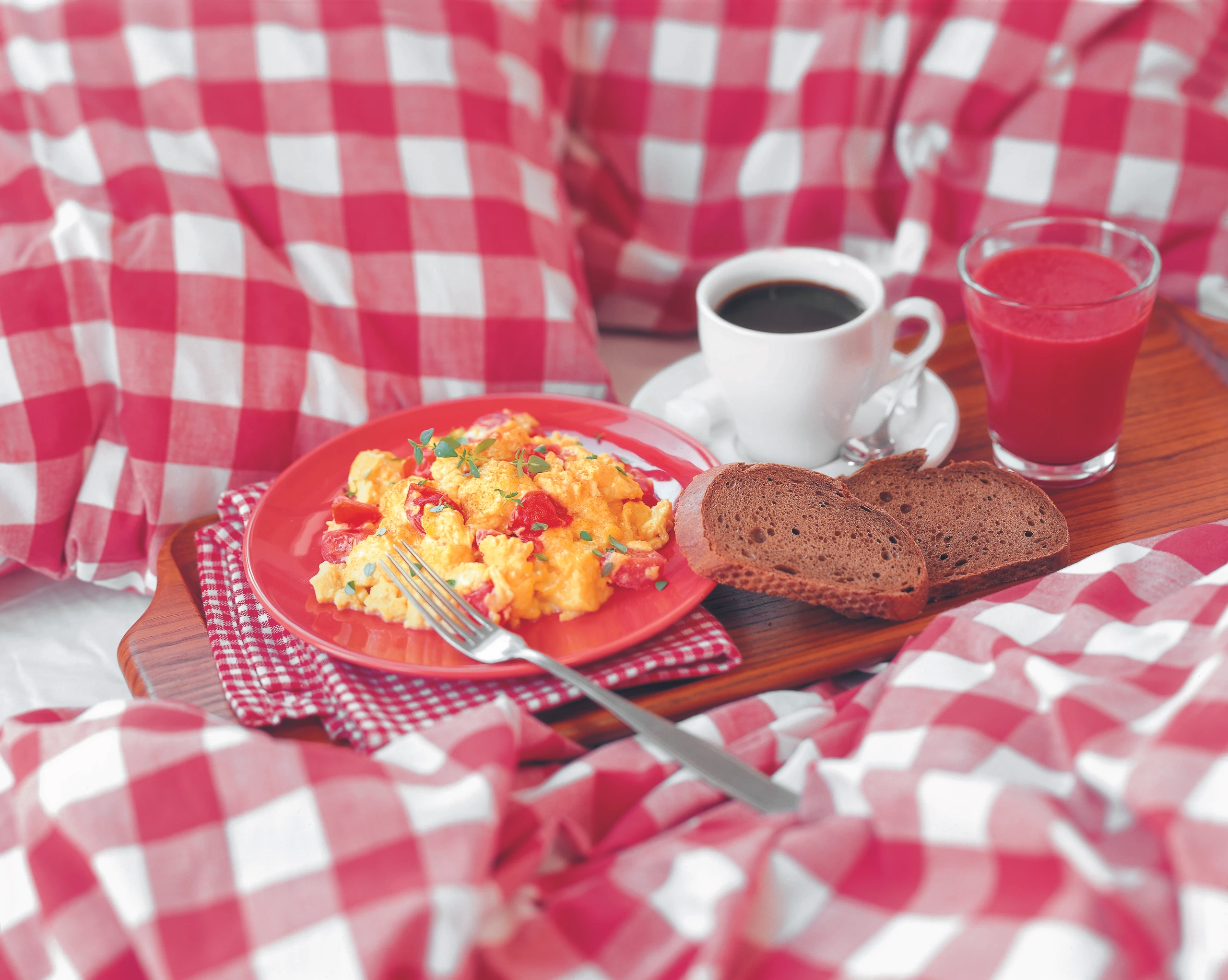 Eierspeise mit Kirschparadeisern und Parmesan