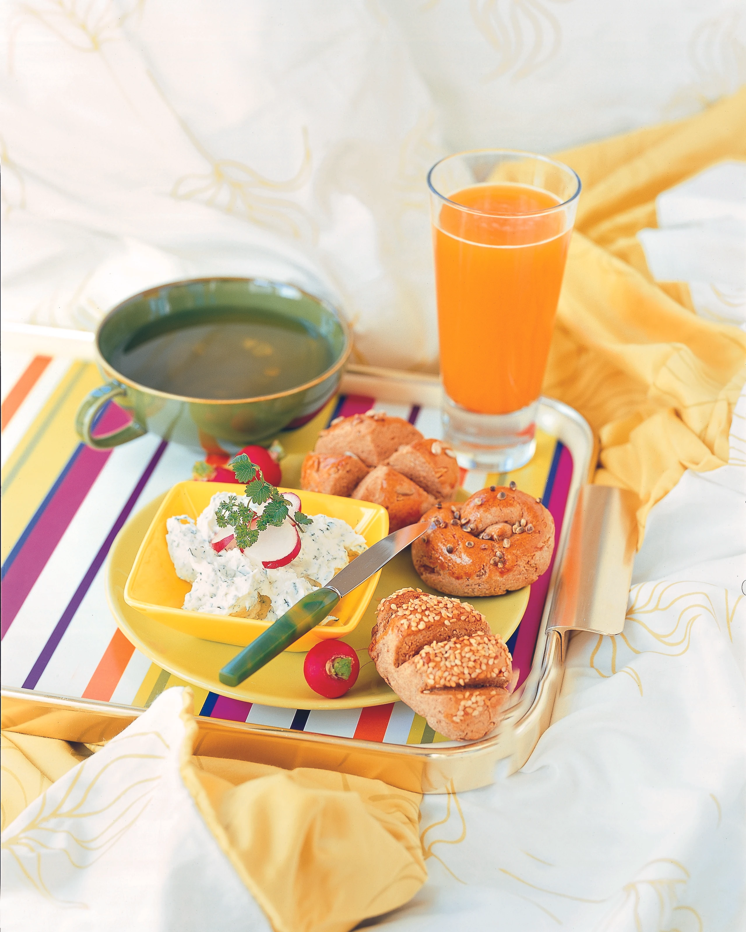 Frisch gebackene Vollkornweckerl mit Kräuteraufstrich