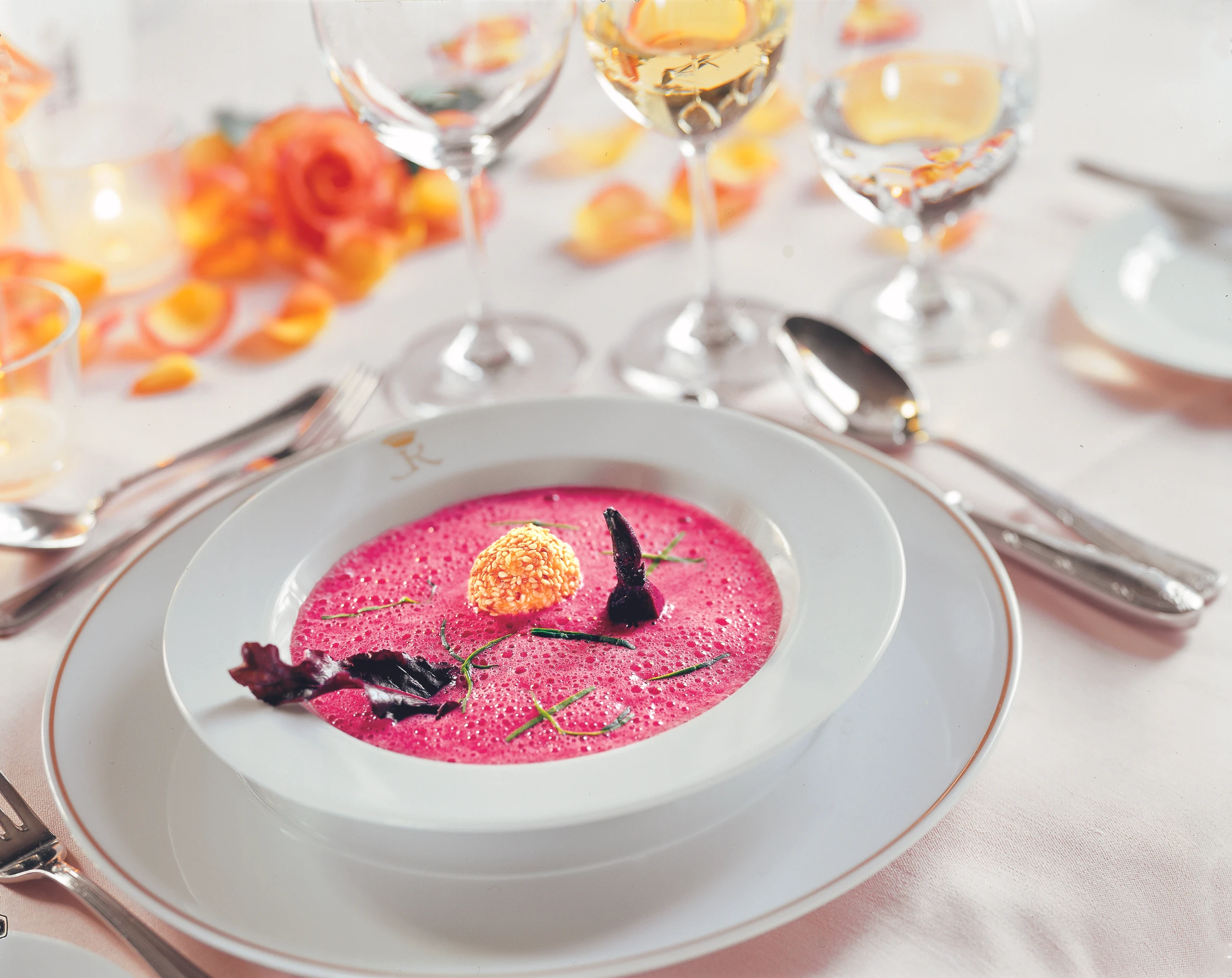 Rote-Rübensuppe mit Frischkäse-Bällchen