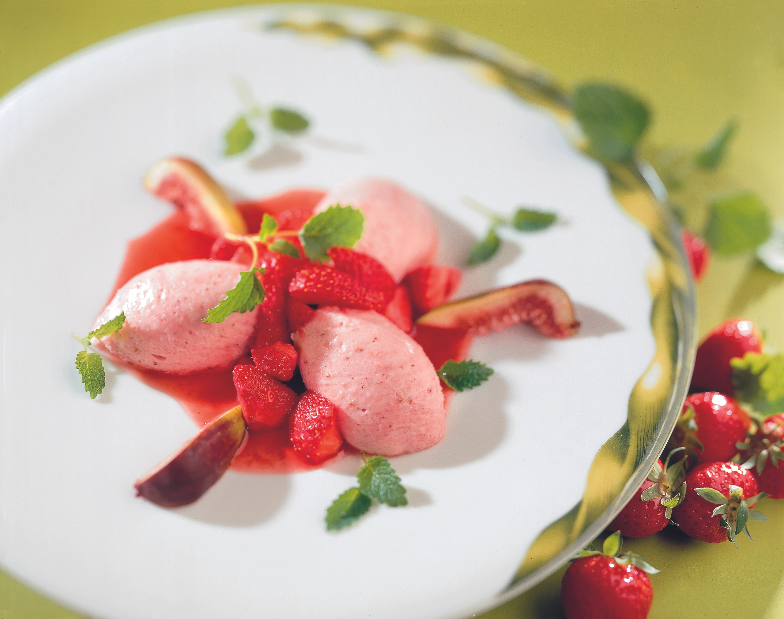 Erdbeer-Joghurtnockerl mit marinierten Erdbeeren