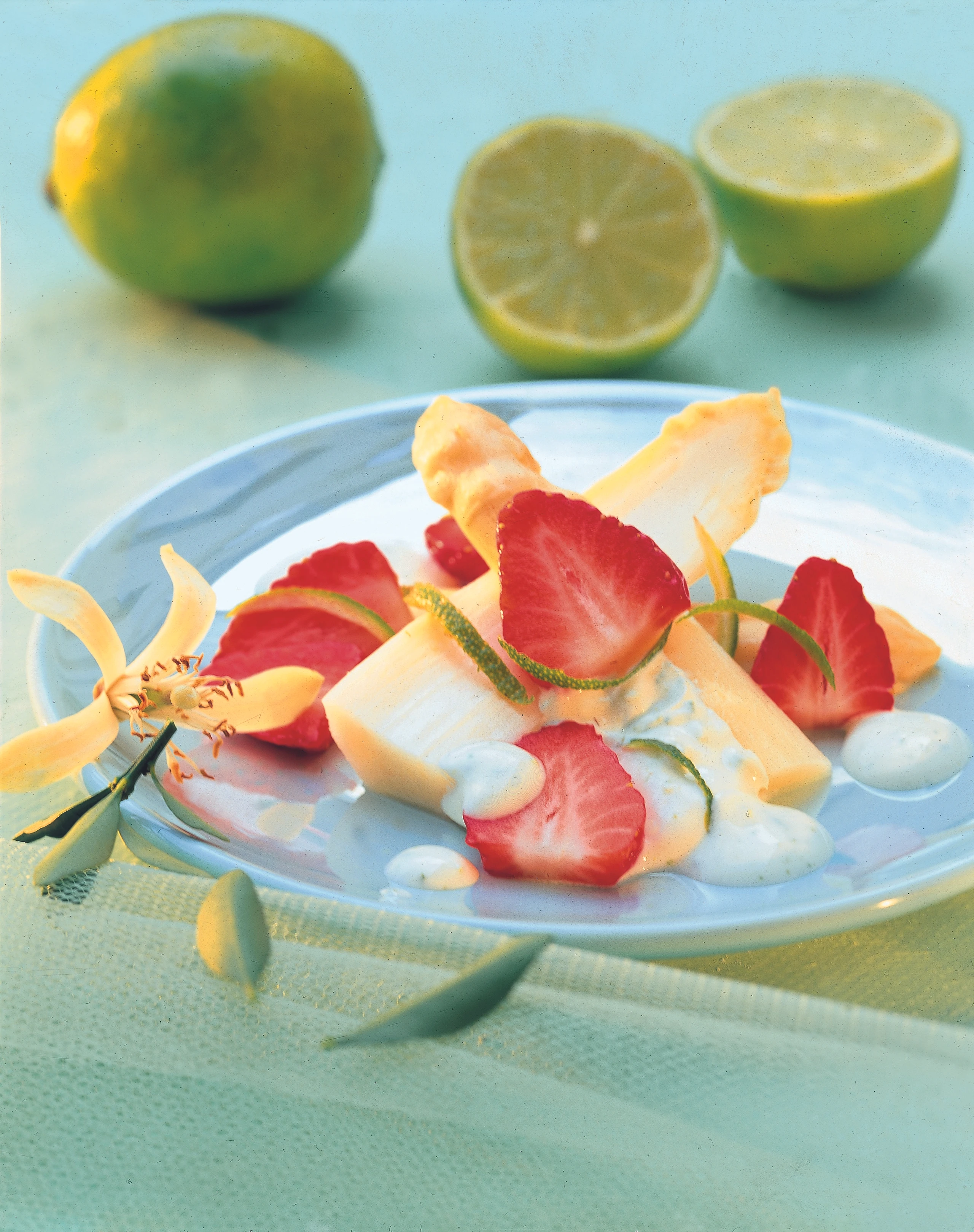 Spargel-Erdbeersalat mit Limettenrahm