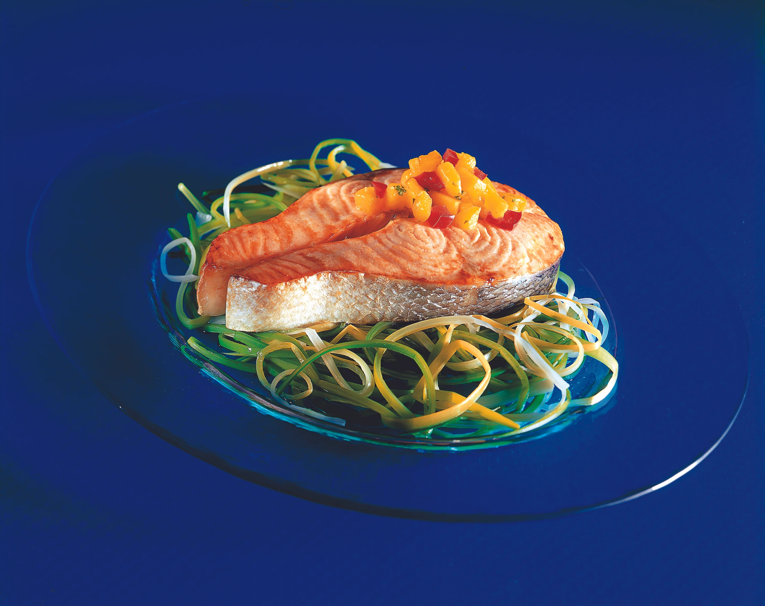 Lachssteak mit Mango-Salsa auf Lauch-Spaghetti