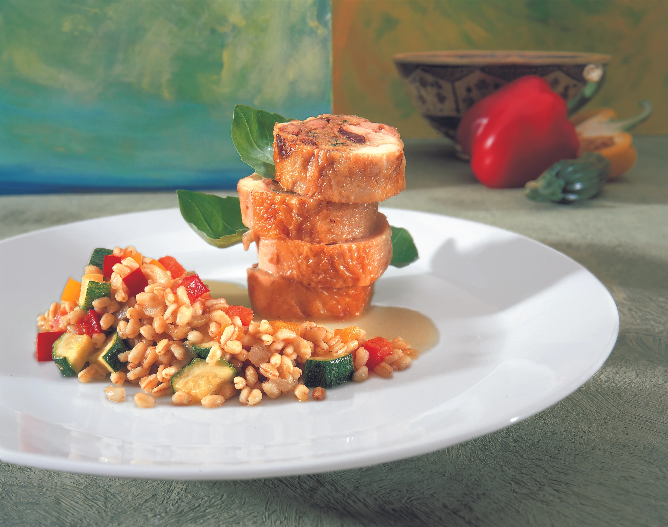 Hühnerkeule mit Leberfüllung auf Zartweizen-Gemüse