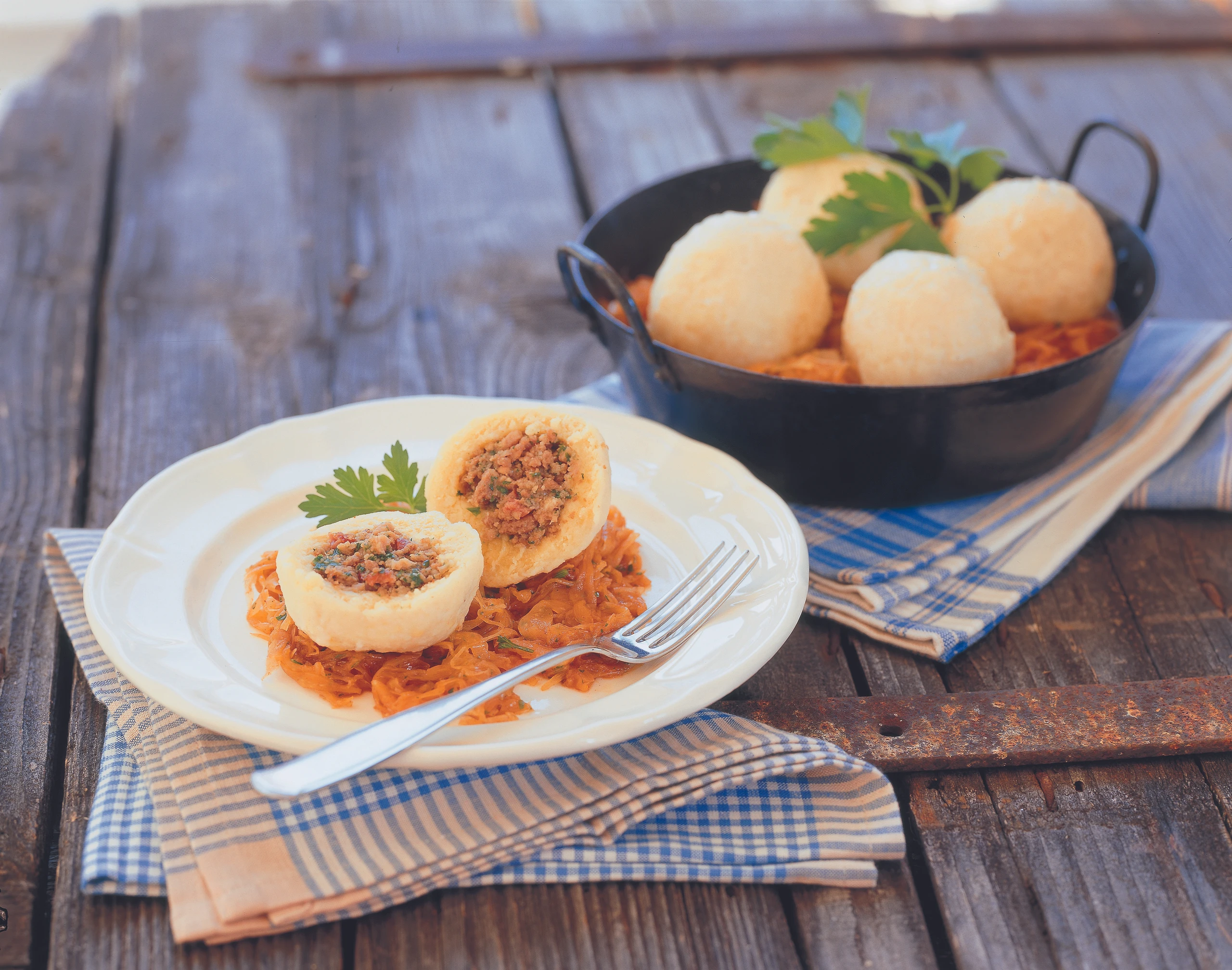 Fleischknödel mit Paradeiskraut