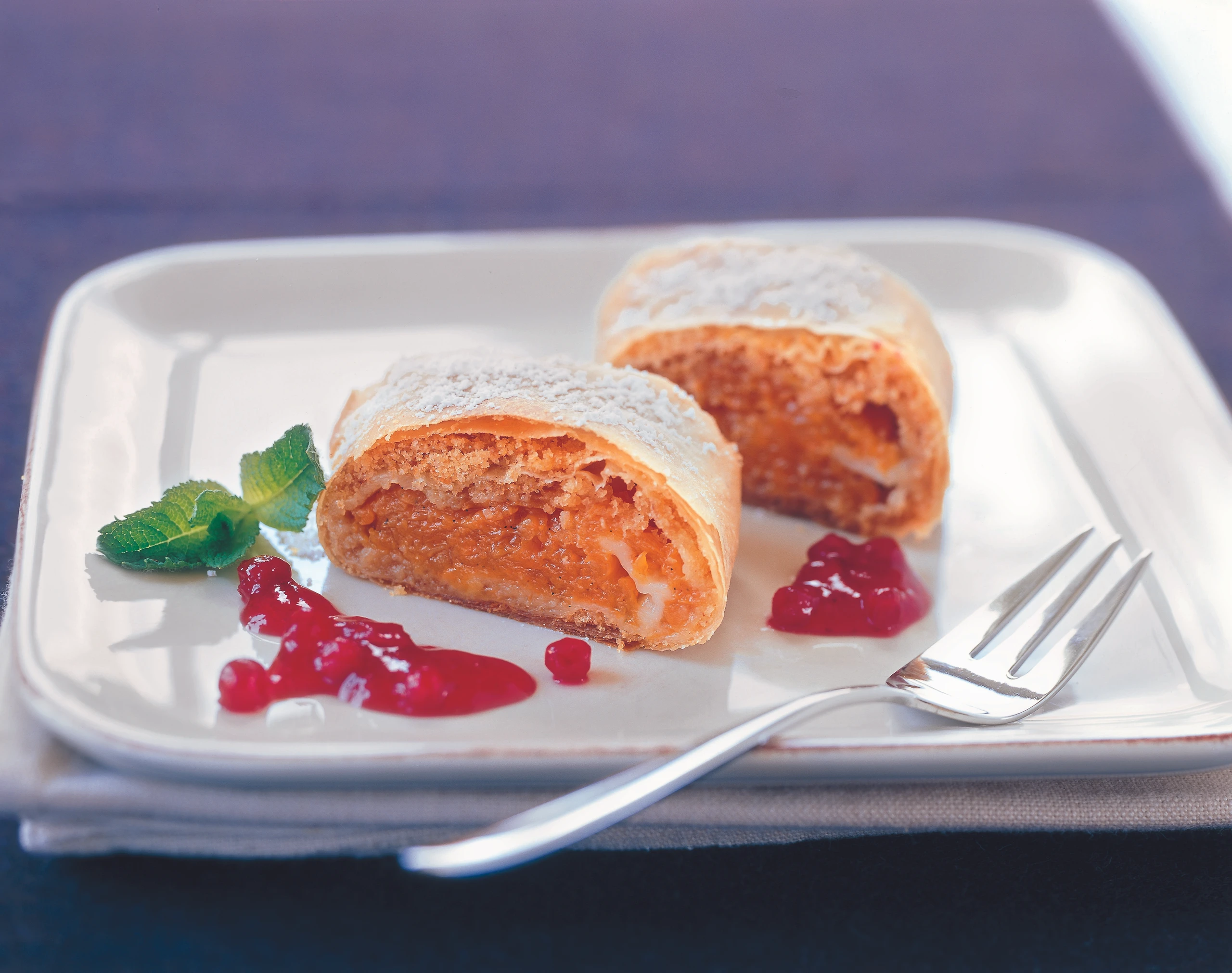 Kürbisstrudel mit Preiselbeerkompott
