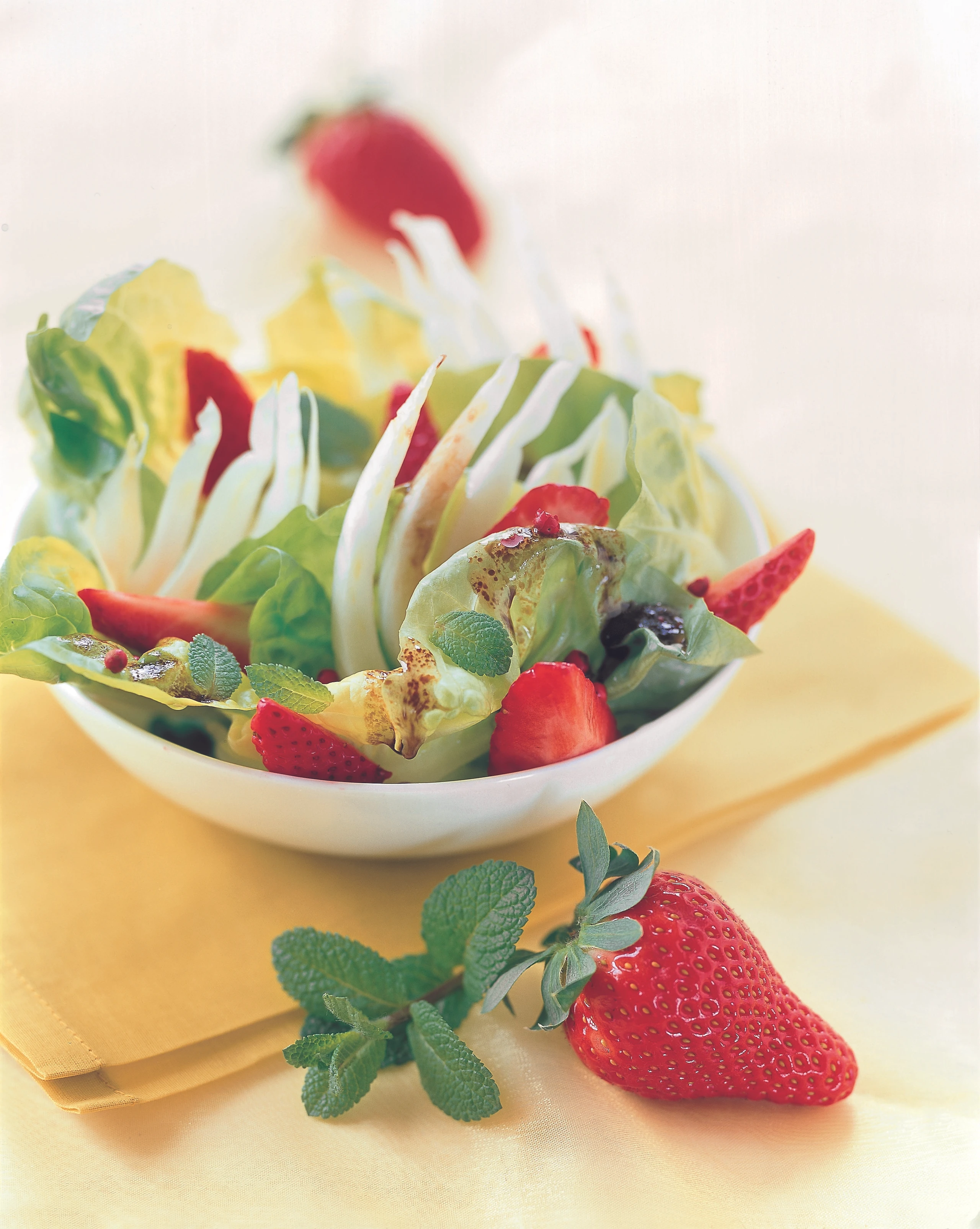 Salat mit Erdbeeren, Fenchel, Minze und Orangen-Balsamico-Dressing