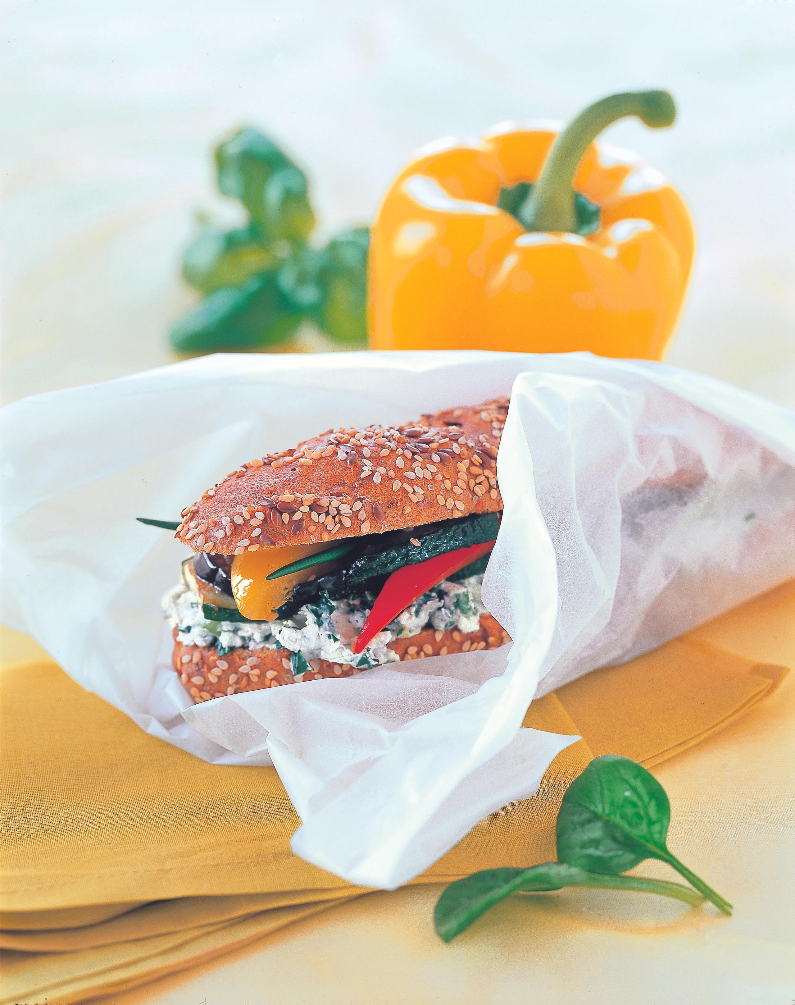 Sandwich mit Grill-Gemüse und Spinat-Gorgonzola-Creme