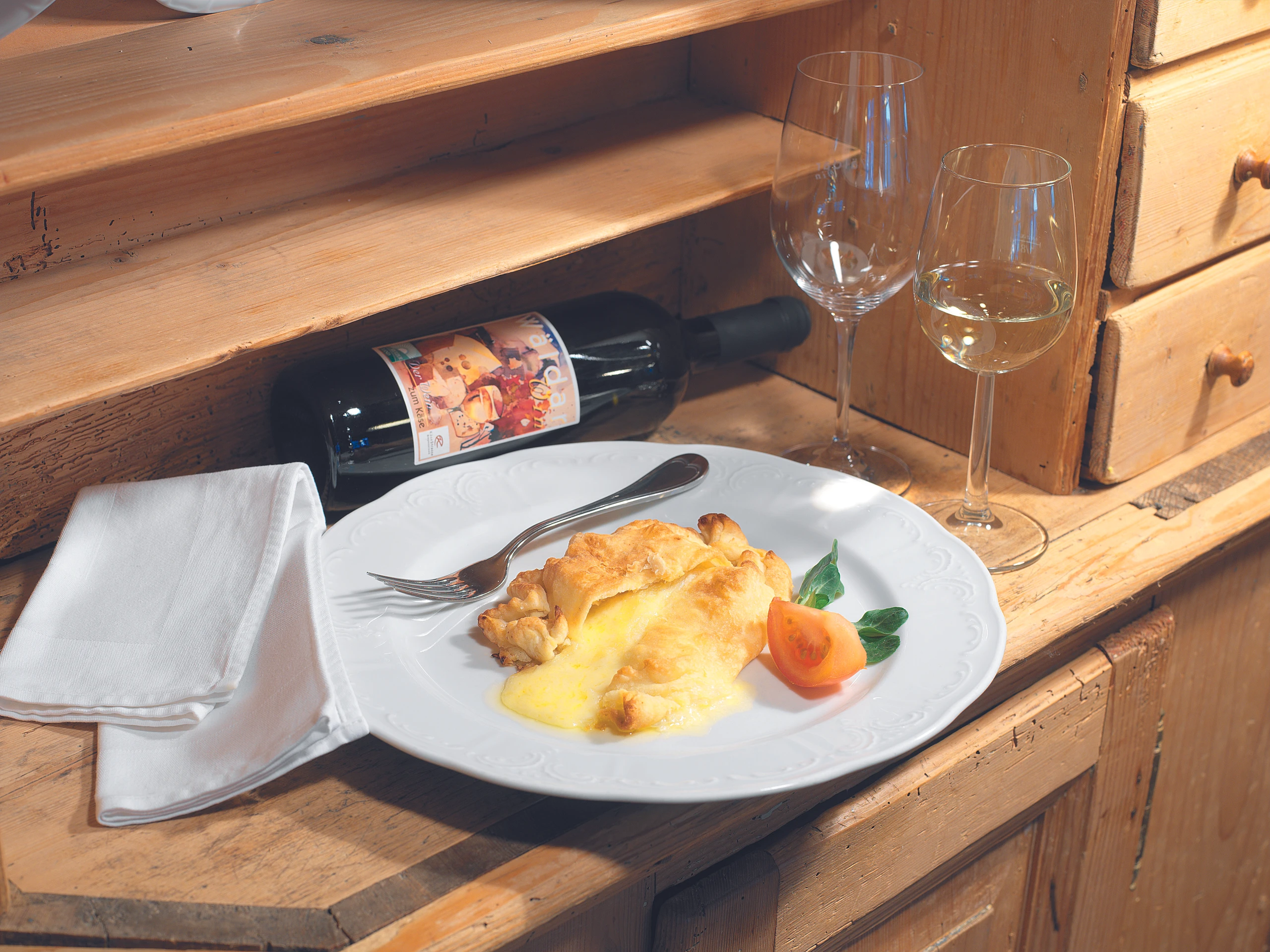 Gebackener Bergkäse mit Weißkraut im Blätterteig