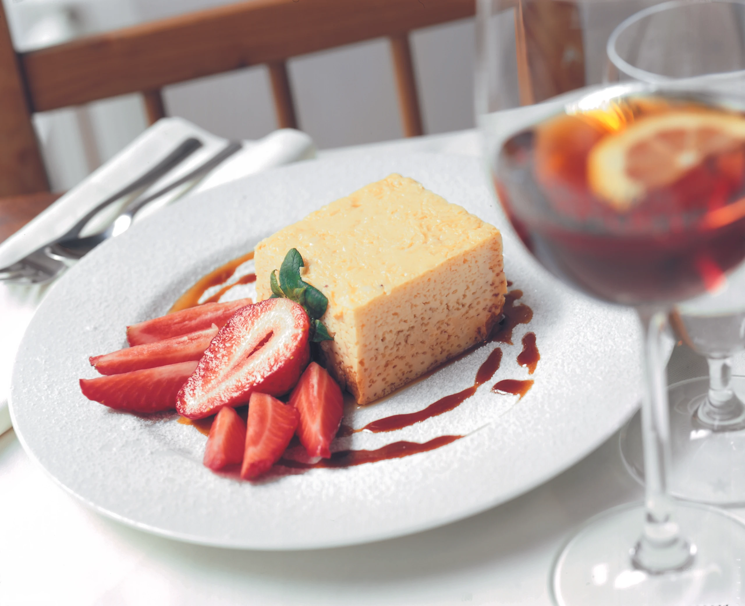 Creme Caramel mit Erdbeeren