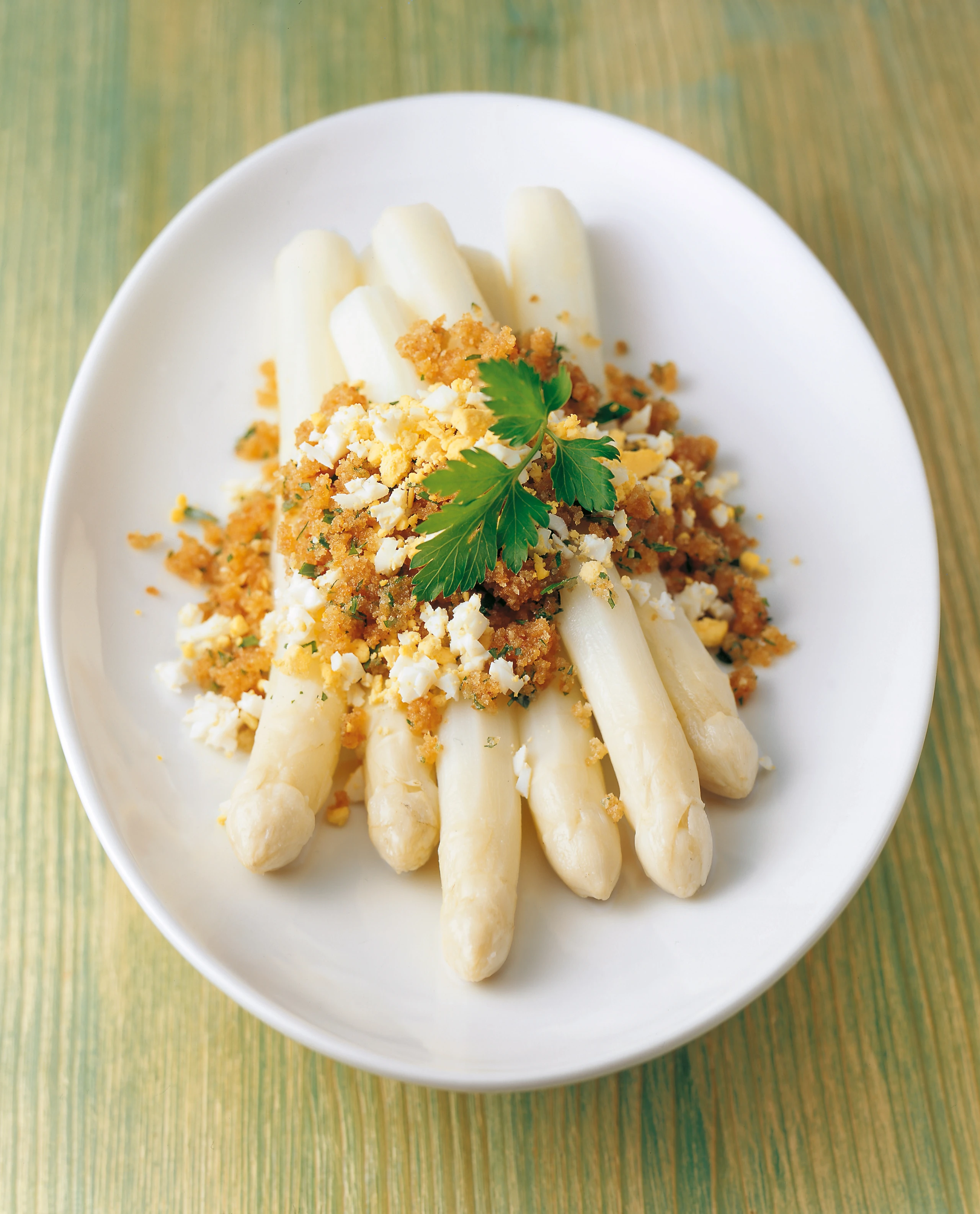 Weißer Spargel mit Butterbröseln