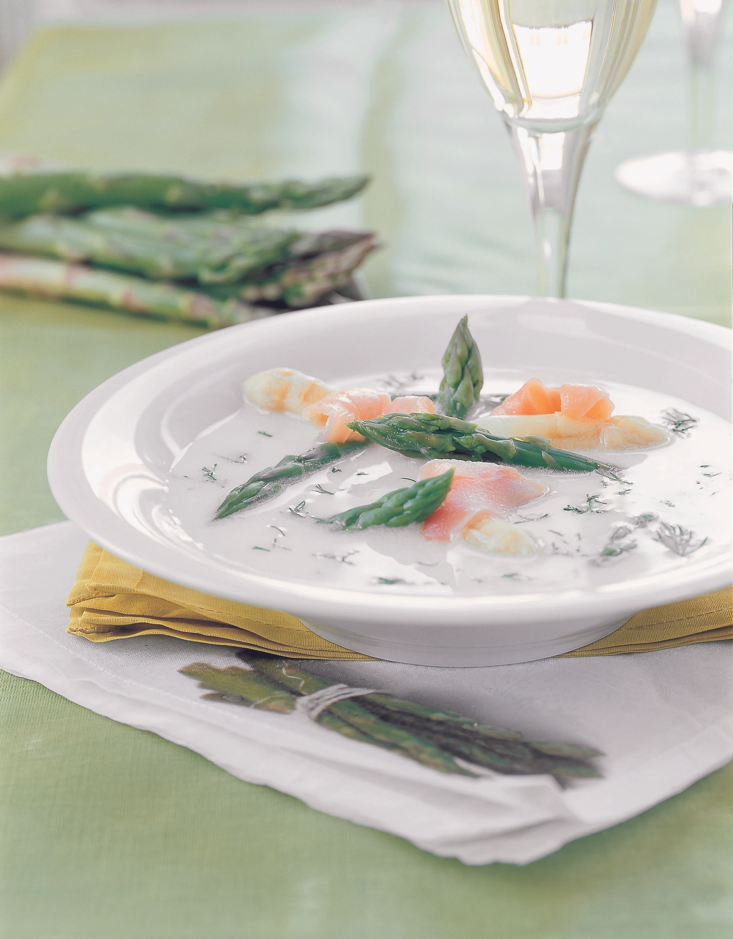 Spargelsuppe mit Lachs und Dille