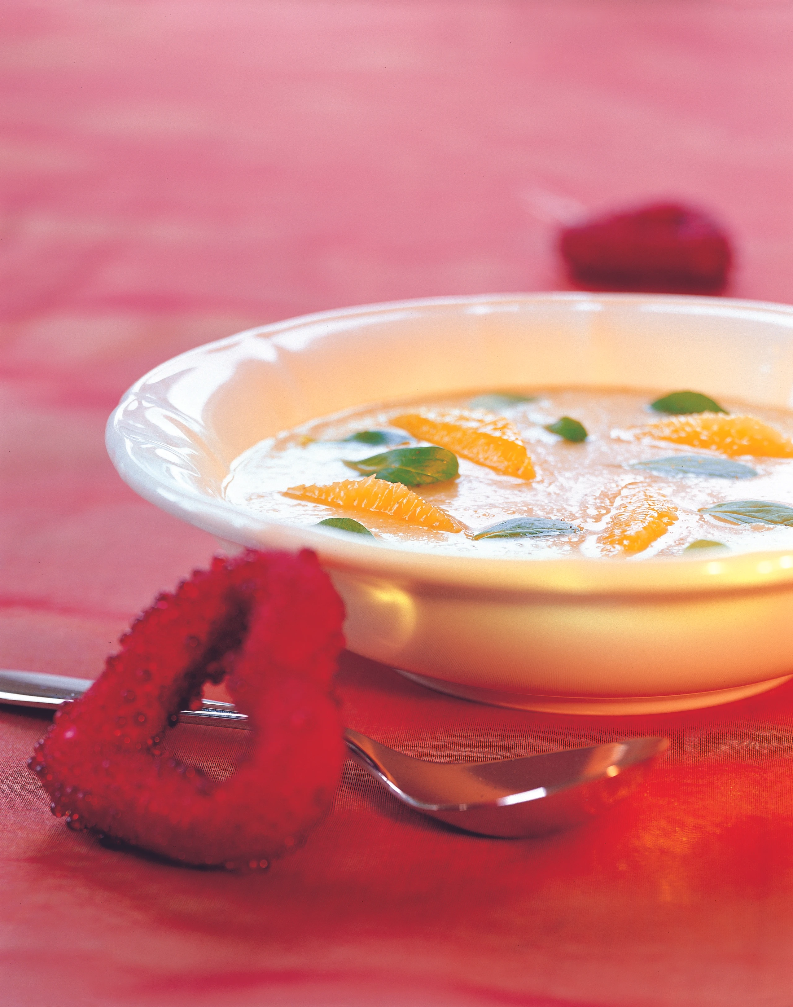 Chicoréesuppe mit Orangen und Vogerlsalat