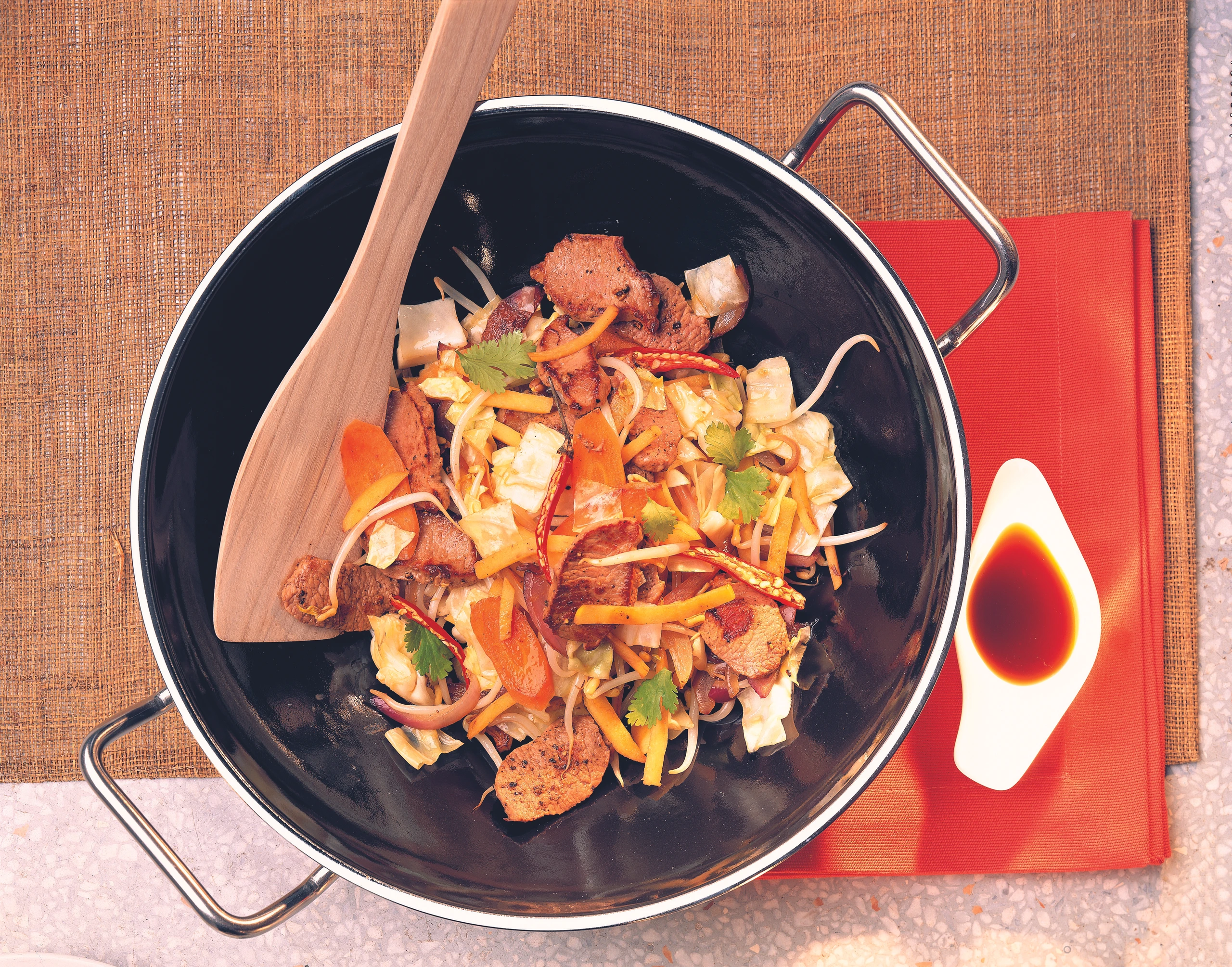 Wok bei Tisch