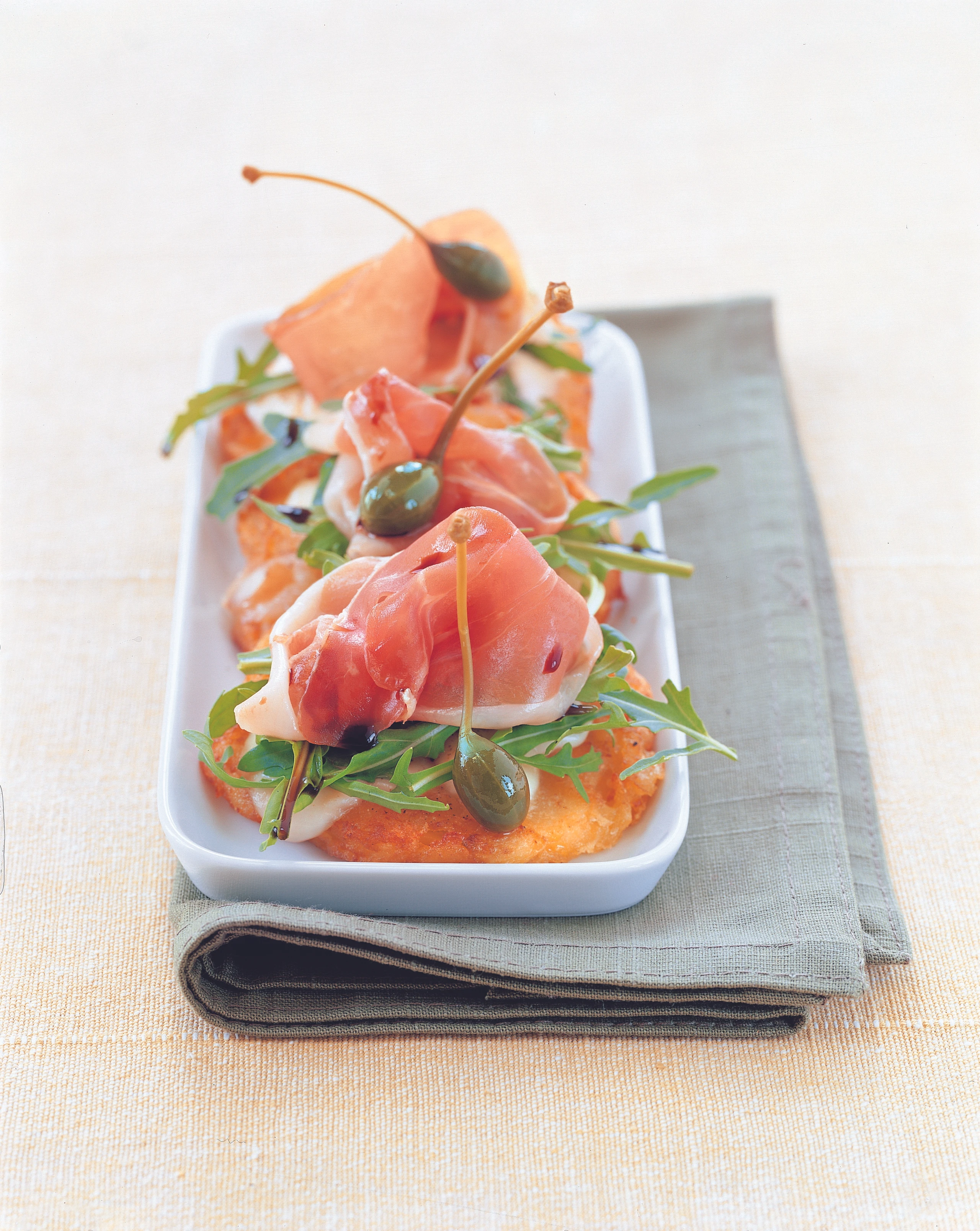 Erdäpfelpuffer mit Rucola und Rohschinken