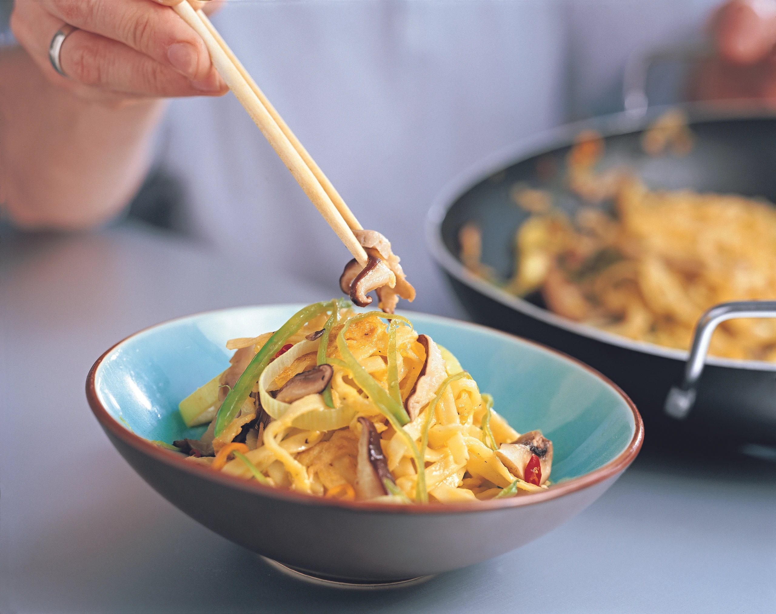 Gebratene Chili-Nudeln mit Ei und Pilzen