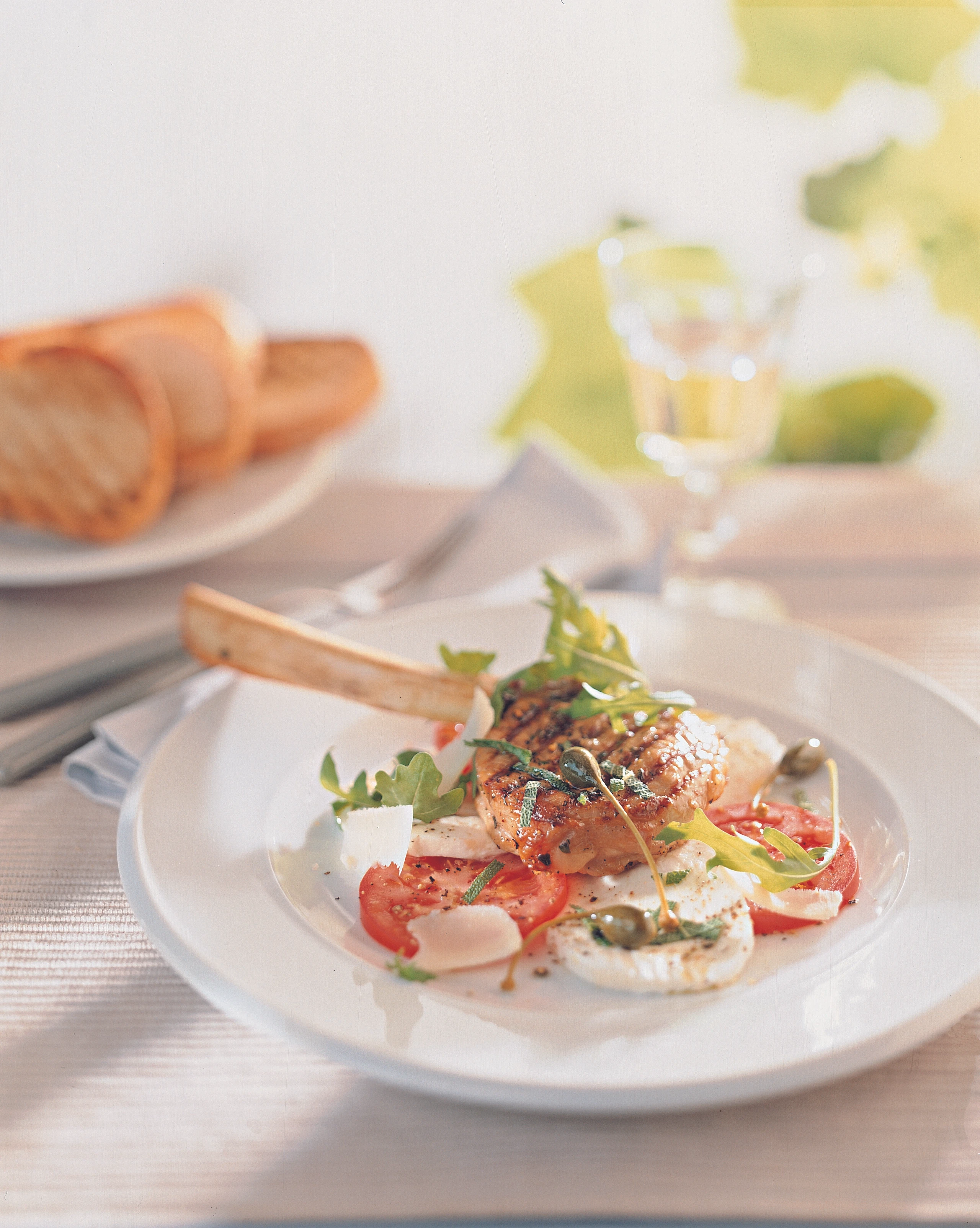 Kalbskoteletts auf Mozzarella-Paradeiser-Salat