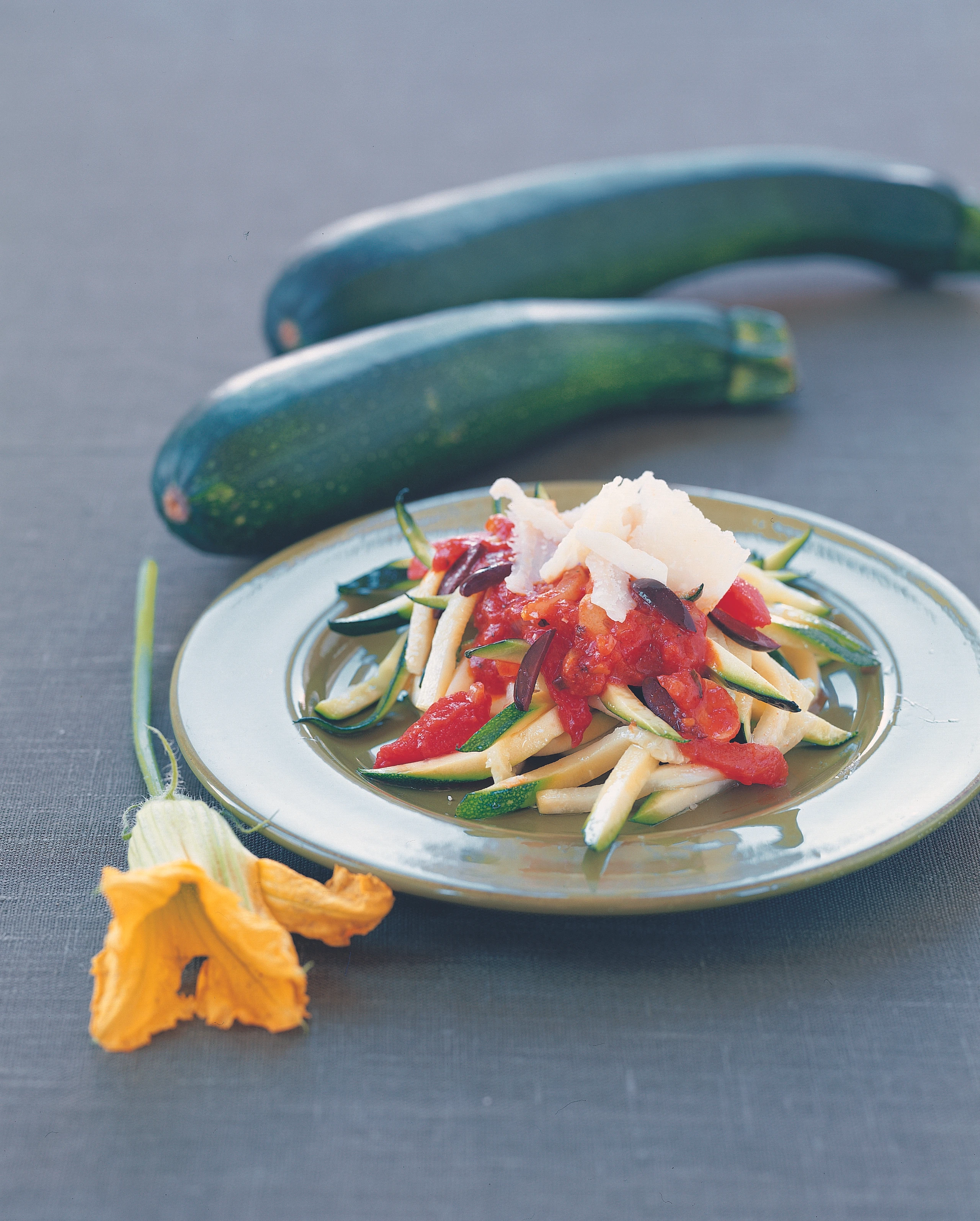 Zucchini-Nudeln mit Paradeissauce