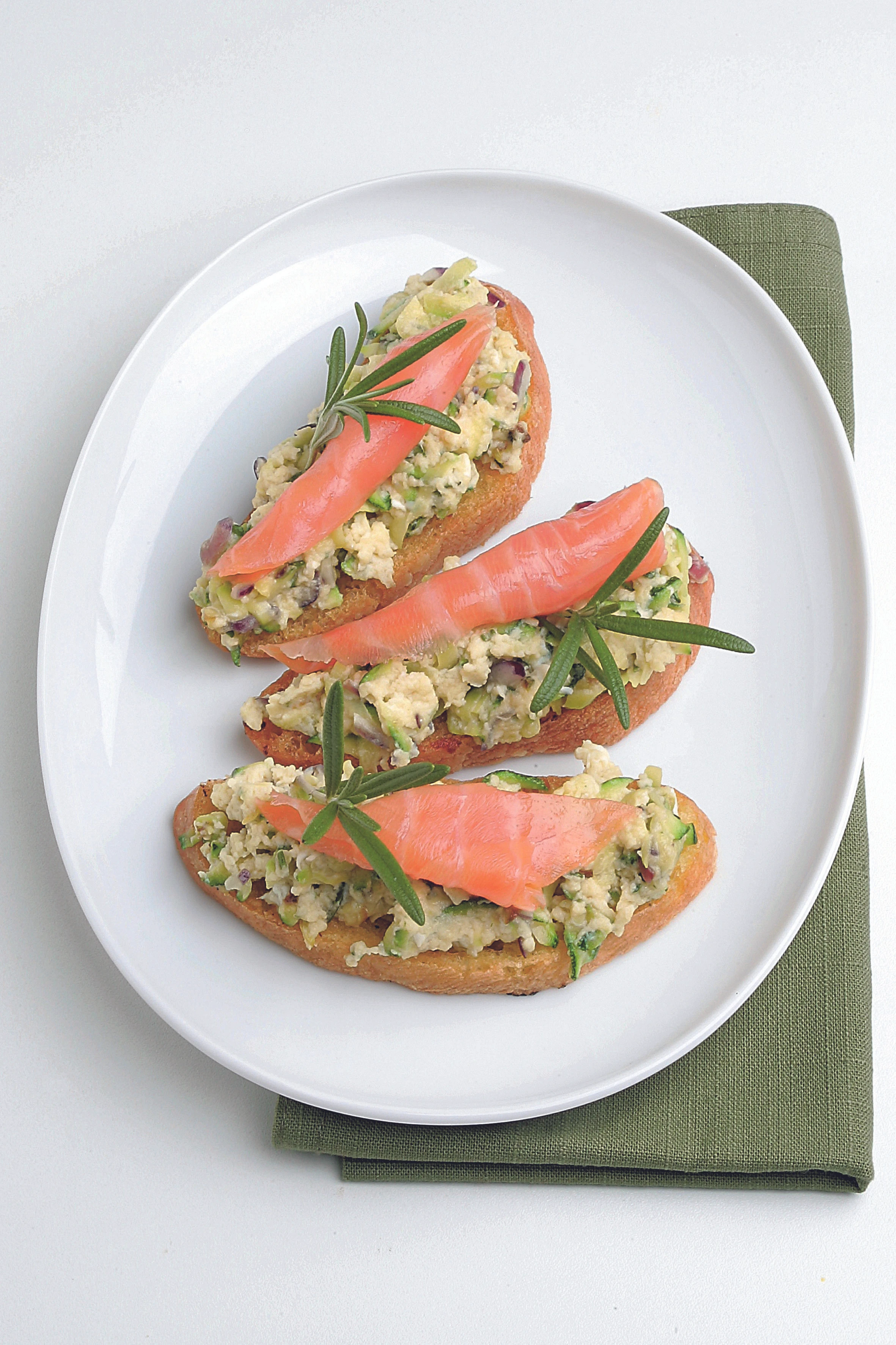 Brote mit Zucchini und Lachs