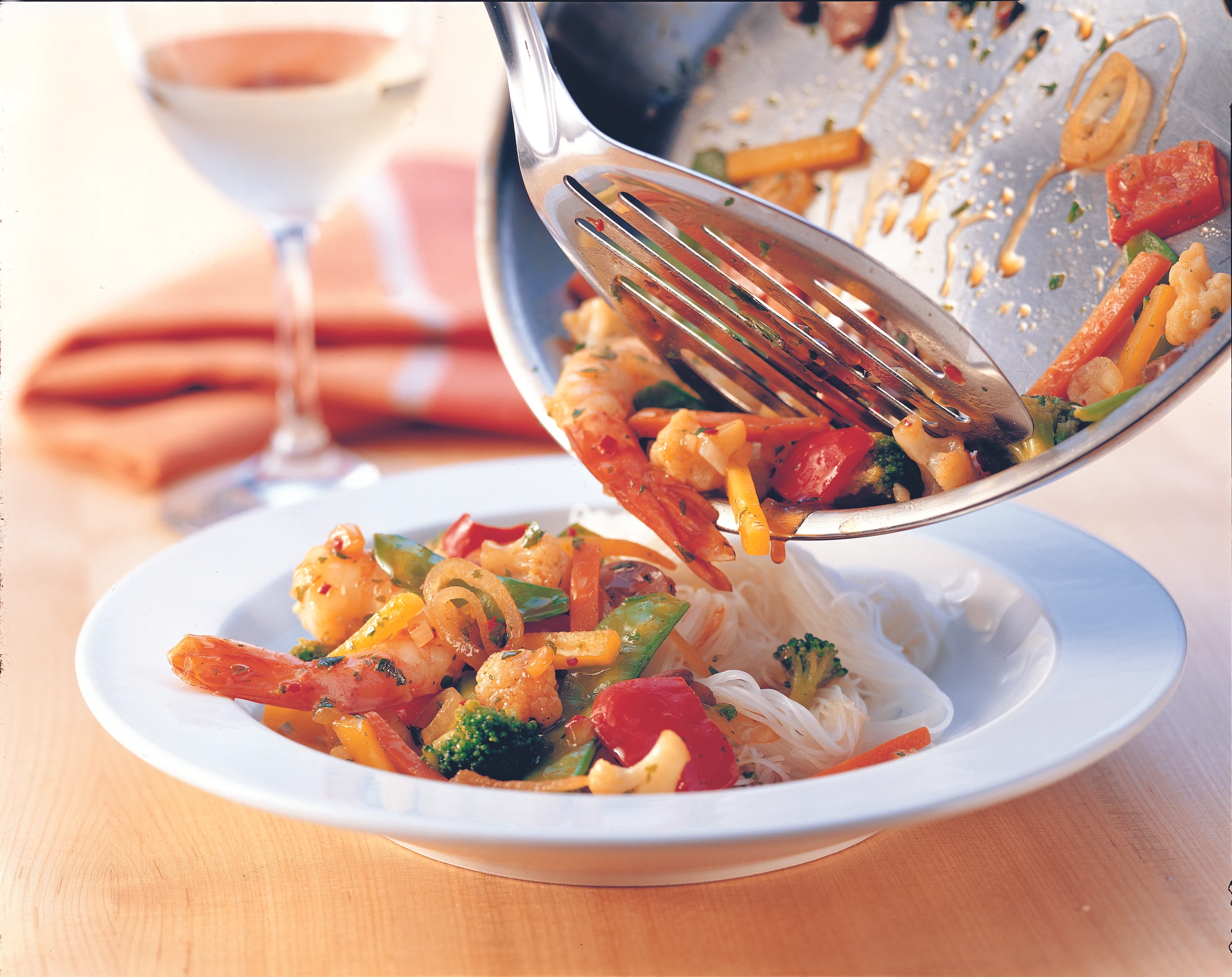 Asiatisches Röstgemüse mit Glasnudeln und Garnelen