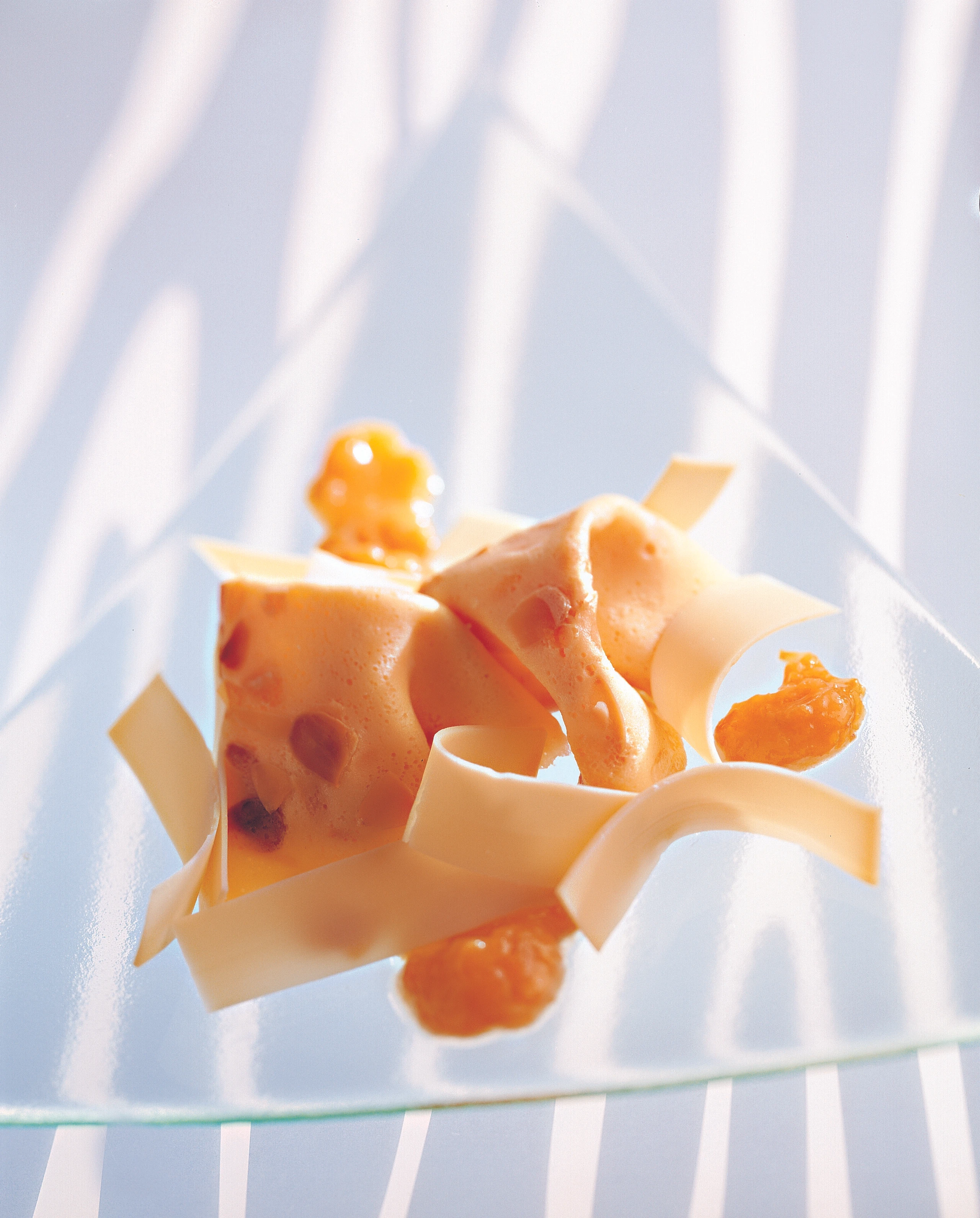 Mandelcrepes mit Marillenconfit und Bergkäse