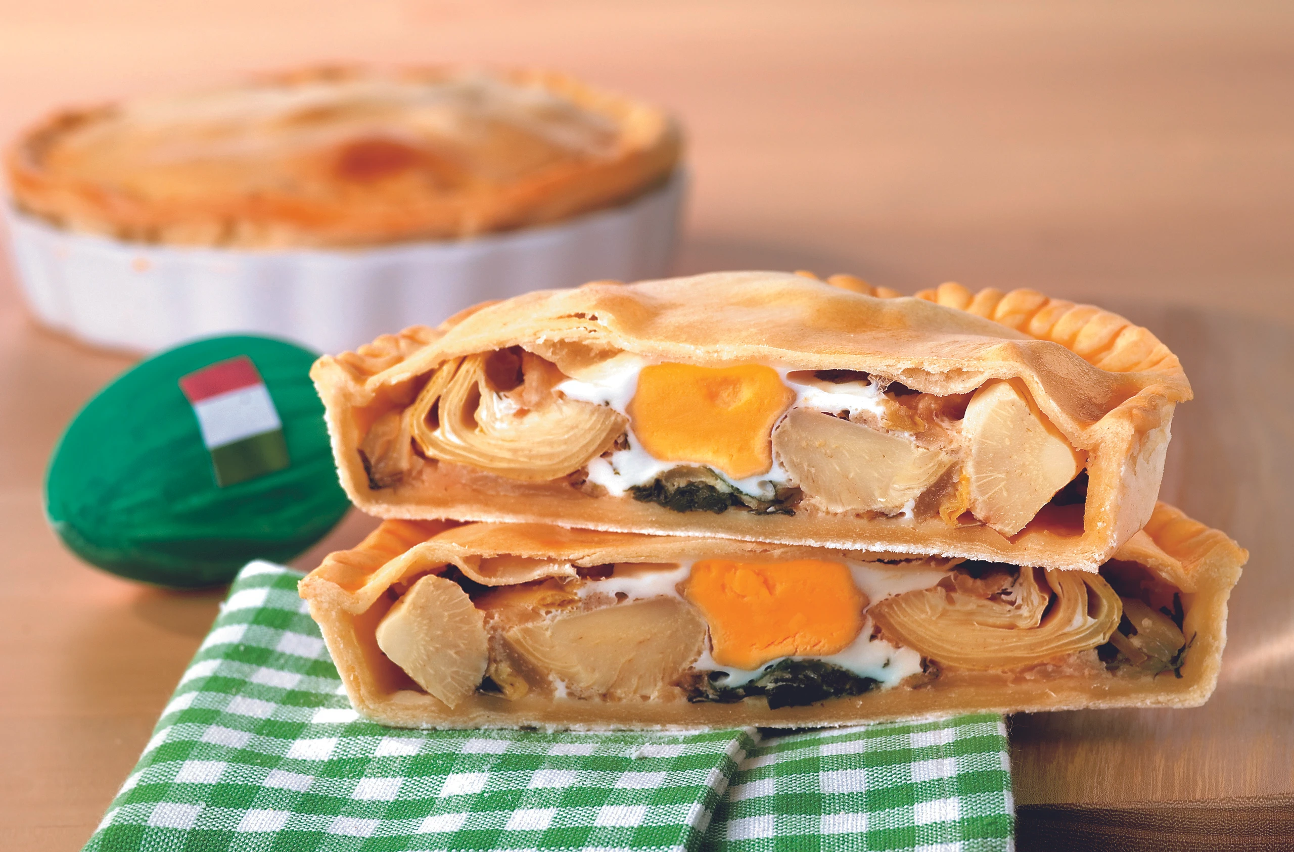 Mürbteigkuchen mit Ei, Zwiebeln und Kräutern