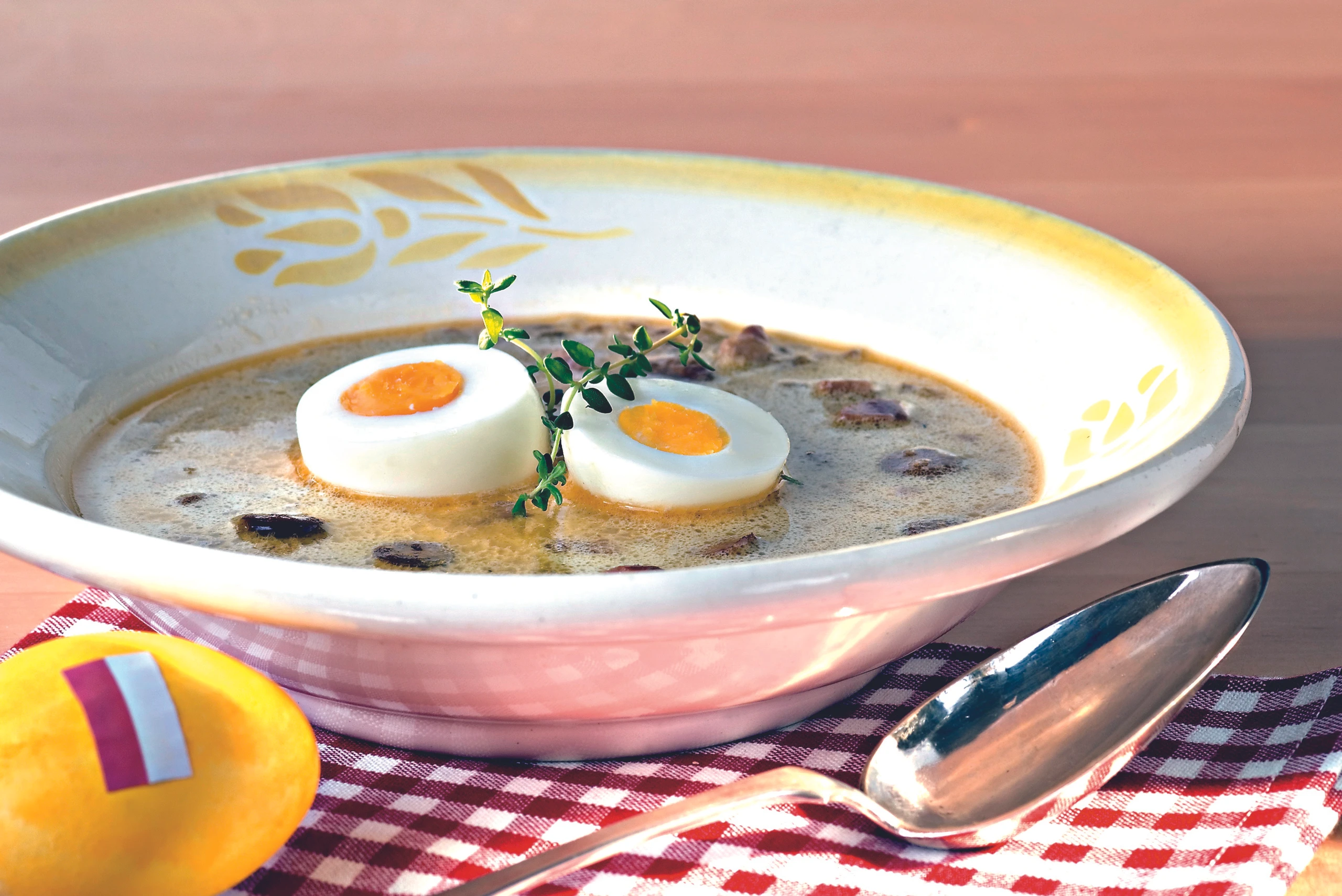 Polnische Ostersuppe mit Schinken und Ei