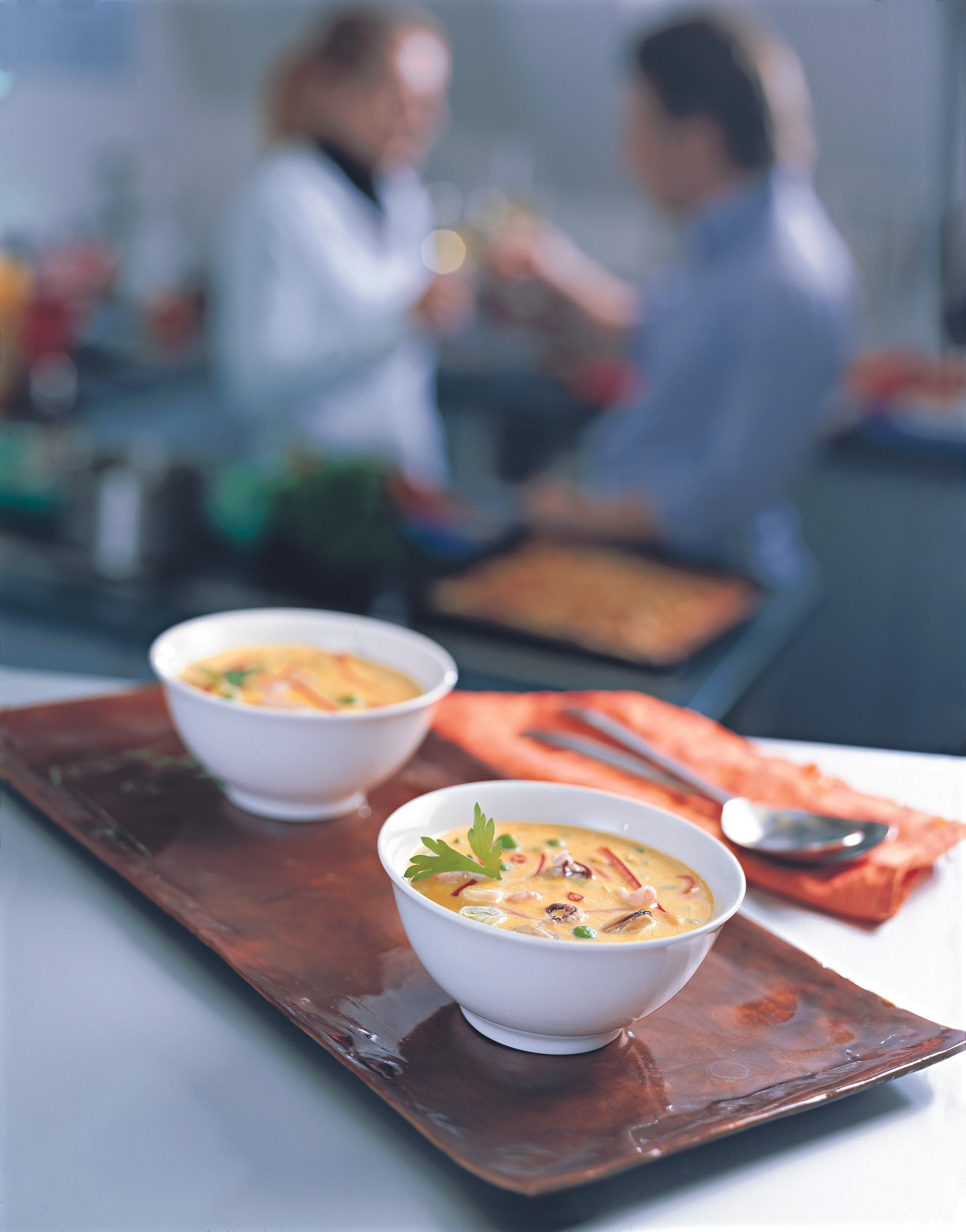 Scharfe Safransuppe mit Meeresfrüchten