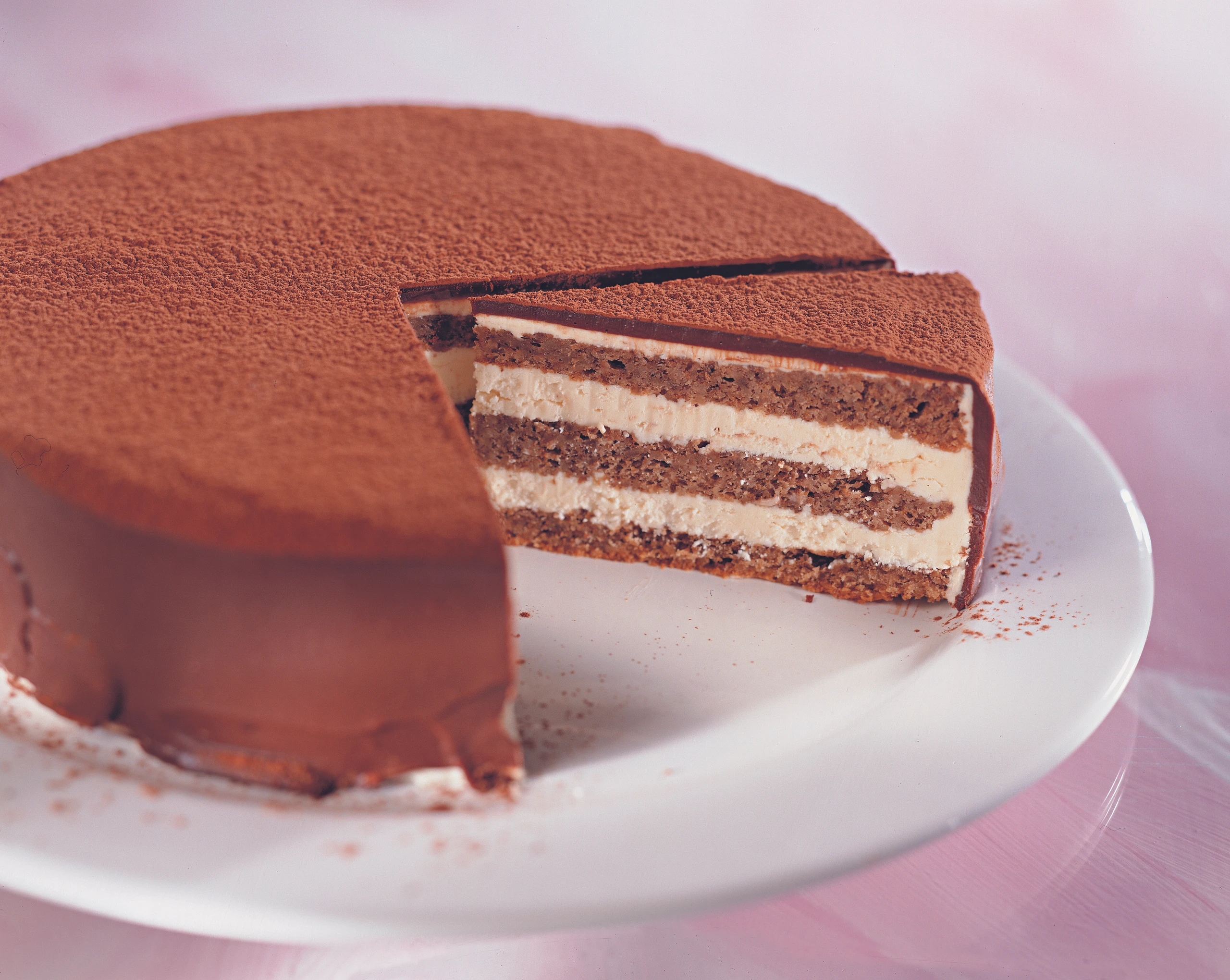 Nusstorte mit Cremestreifen