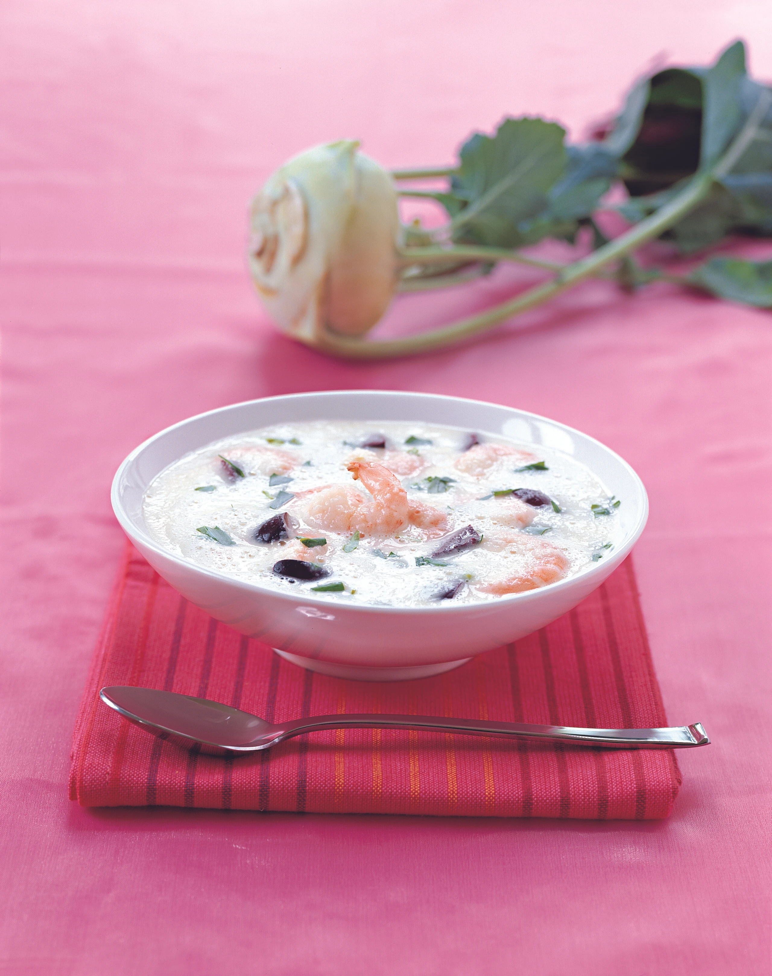 Kohlrabisuppe mit Shrimps und Oliven