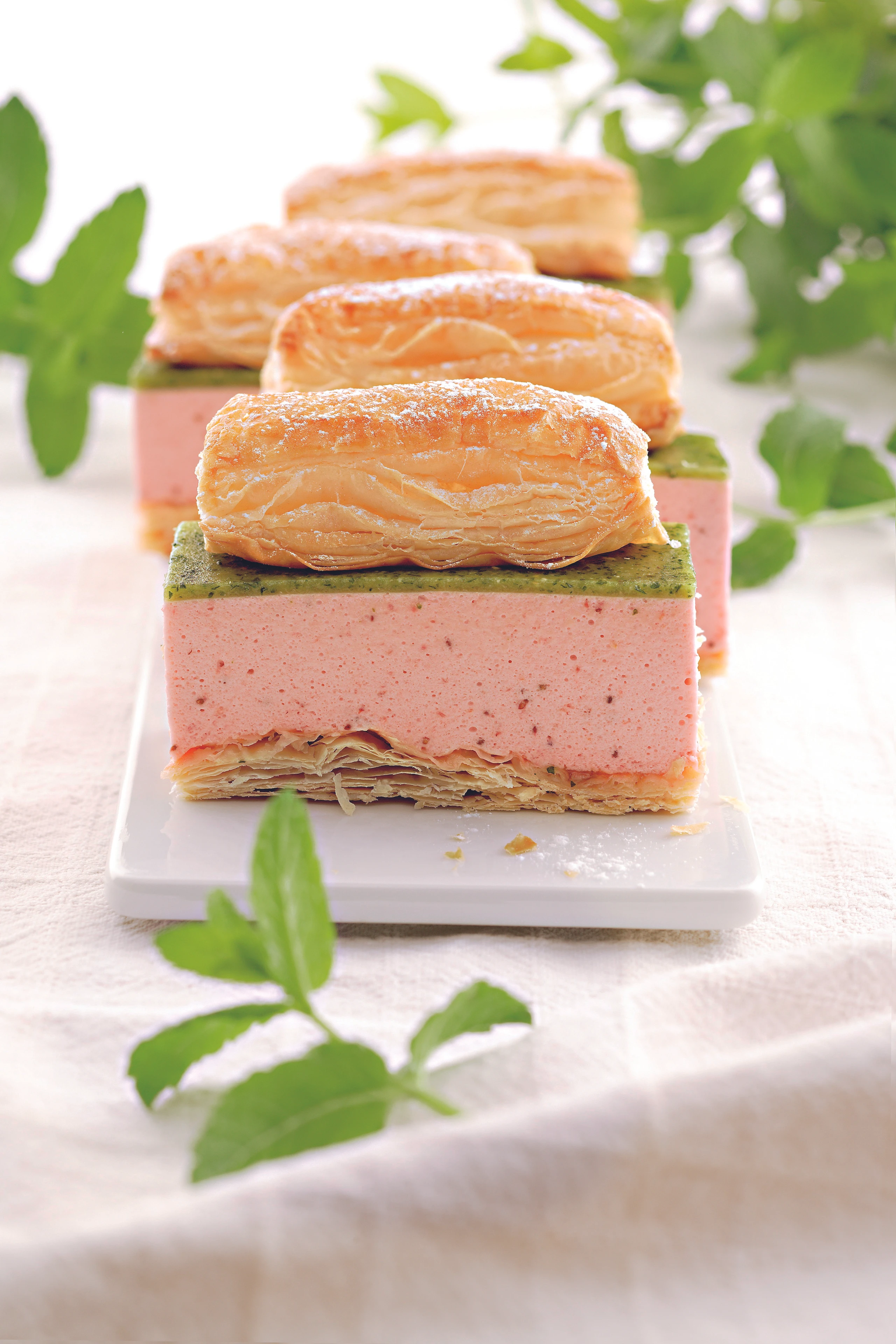 Erdbeerschnitte mit Minze-Sektgelee