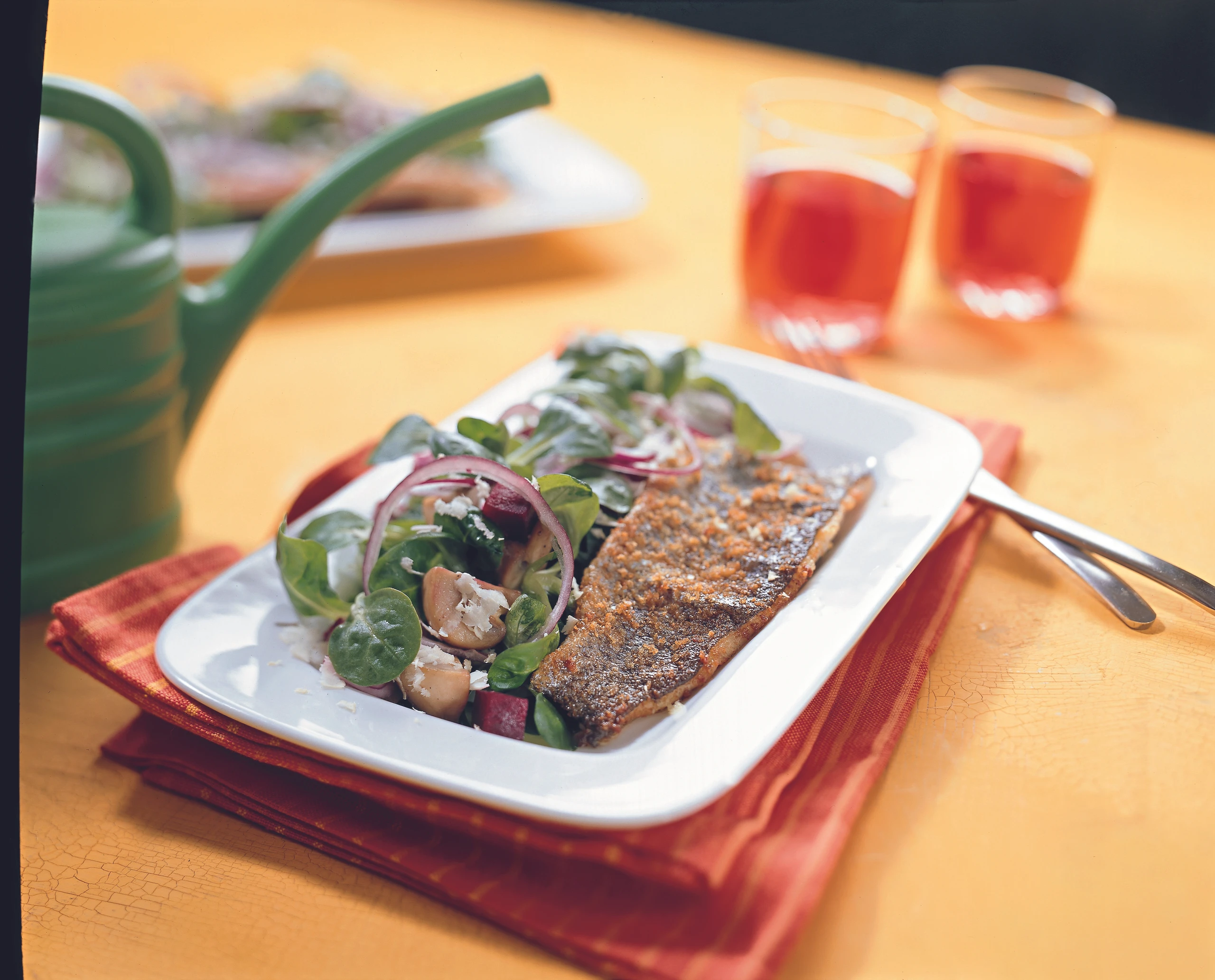 Vogerlsalat mit Champignons, Roten Rüben und Forelle