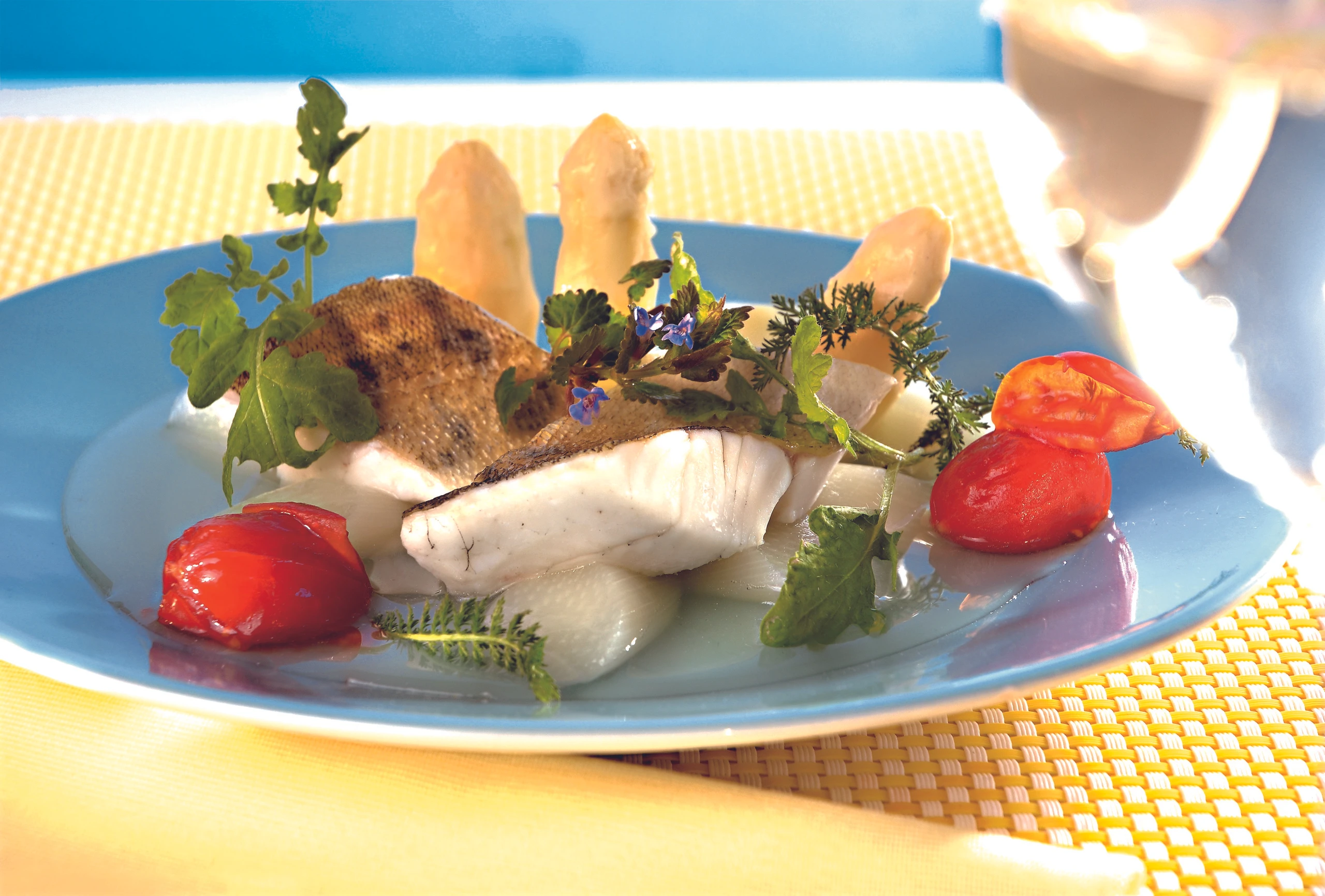 Zanderfilet mit Spargel und Wiesenkräutern