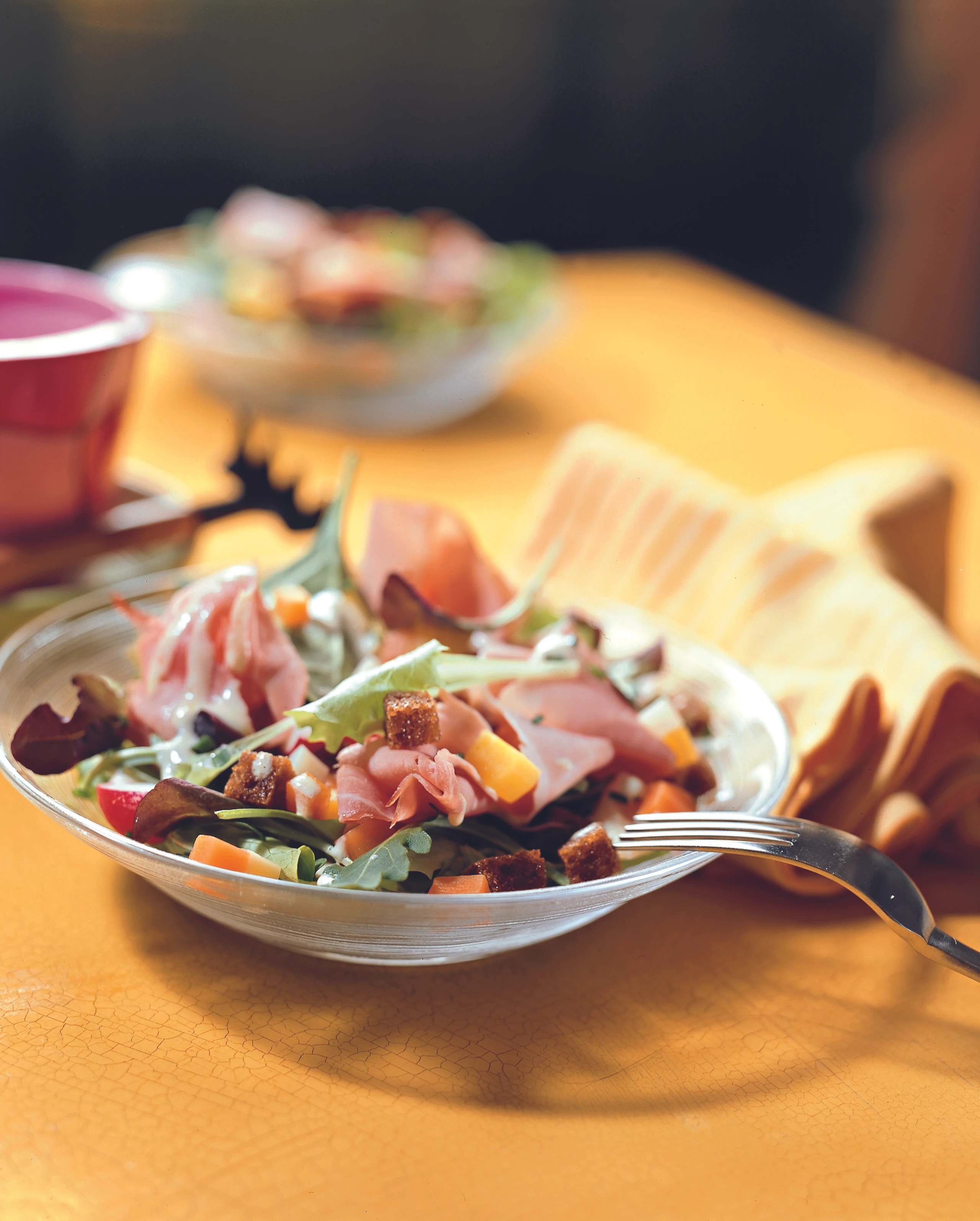Gärtnersalat mit Schinken und Senf-Jogurtdressing