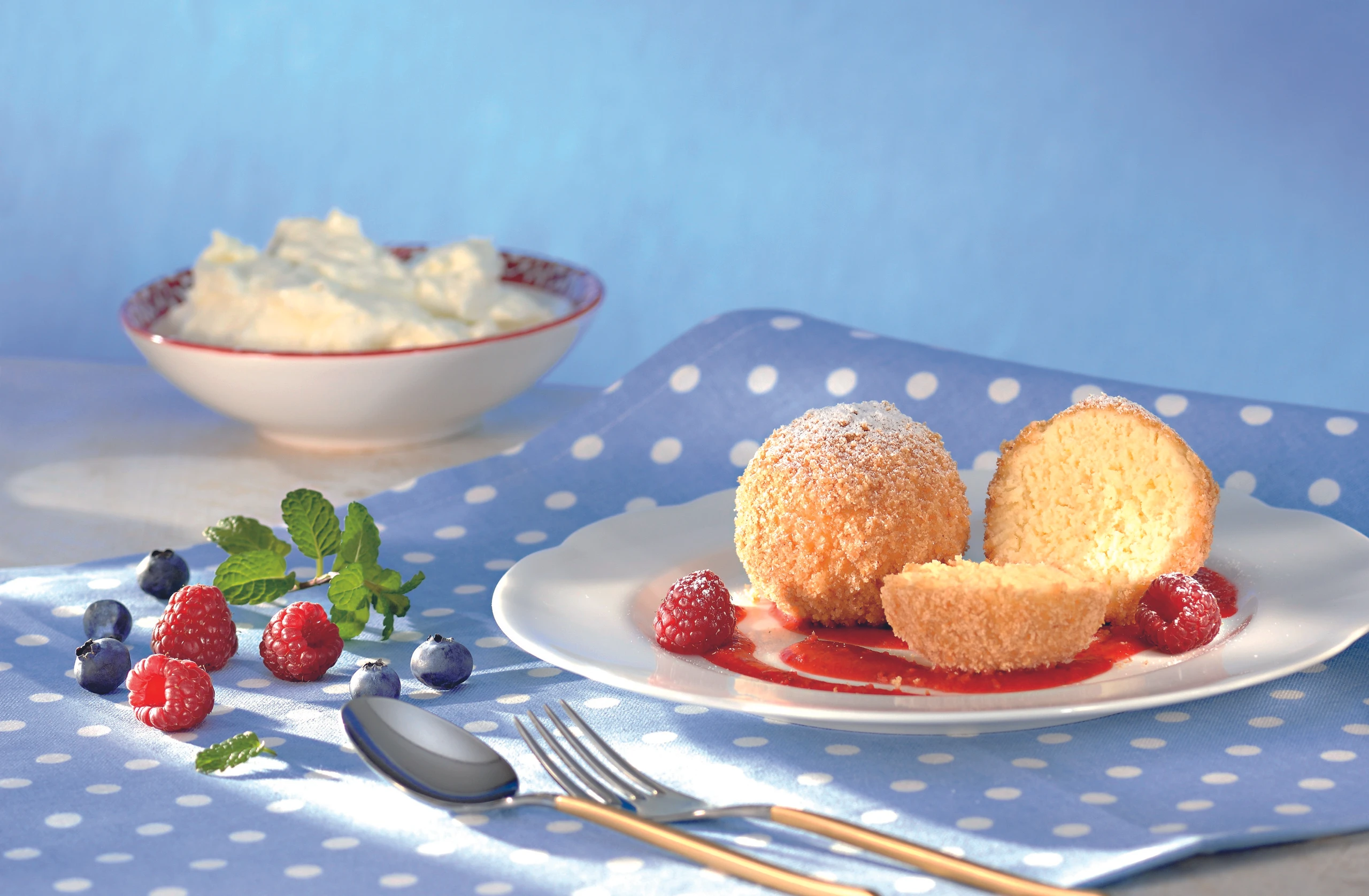 Topfenknödel mit Beeren