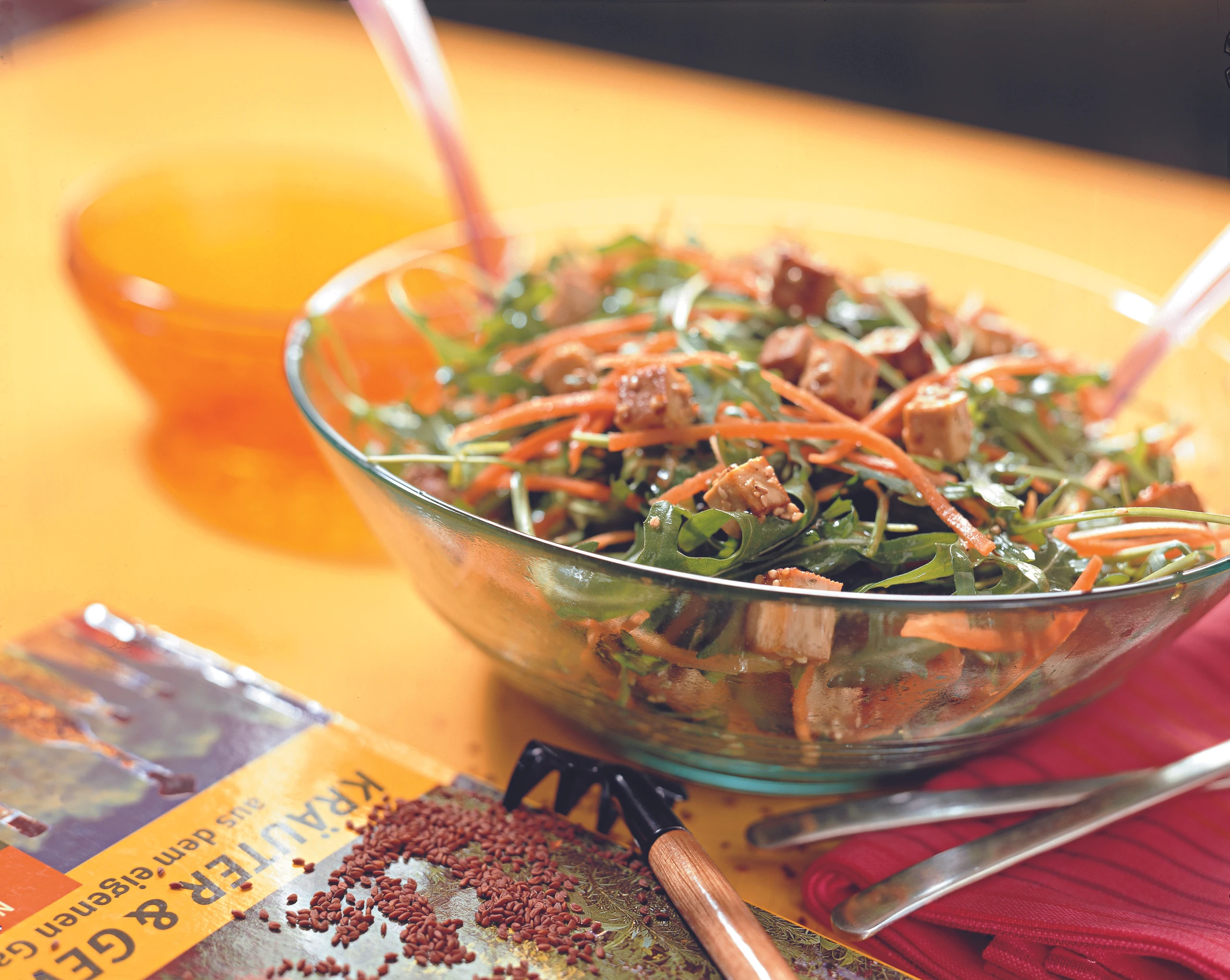 Rucolasalat mit Karotten, Räuchertofu und Sesamdressing