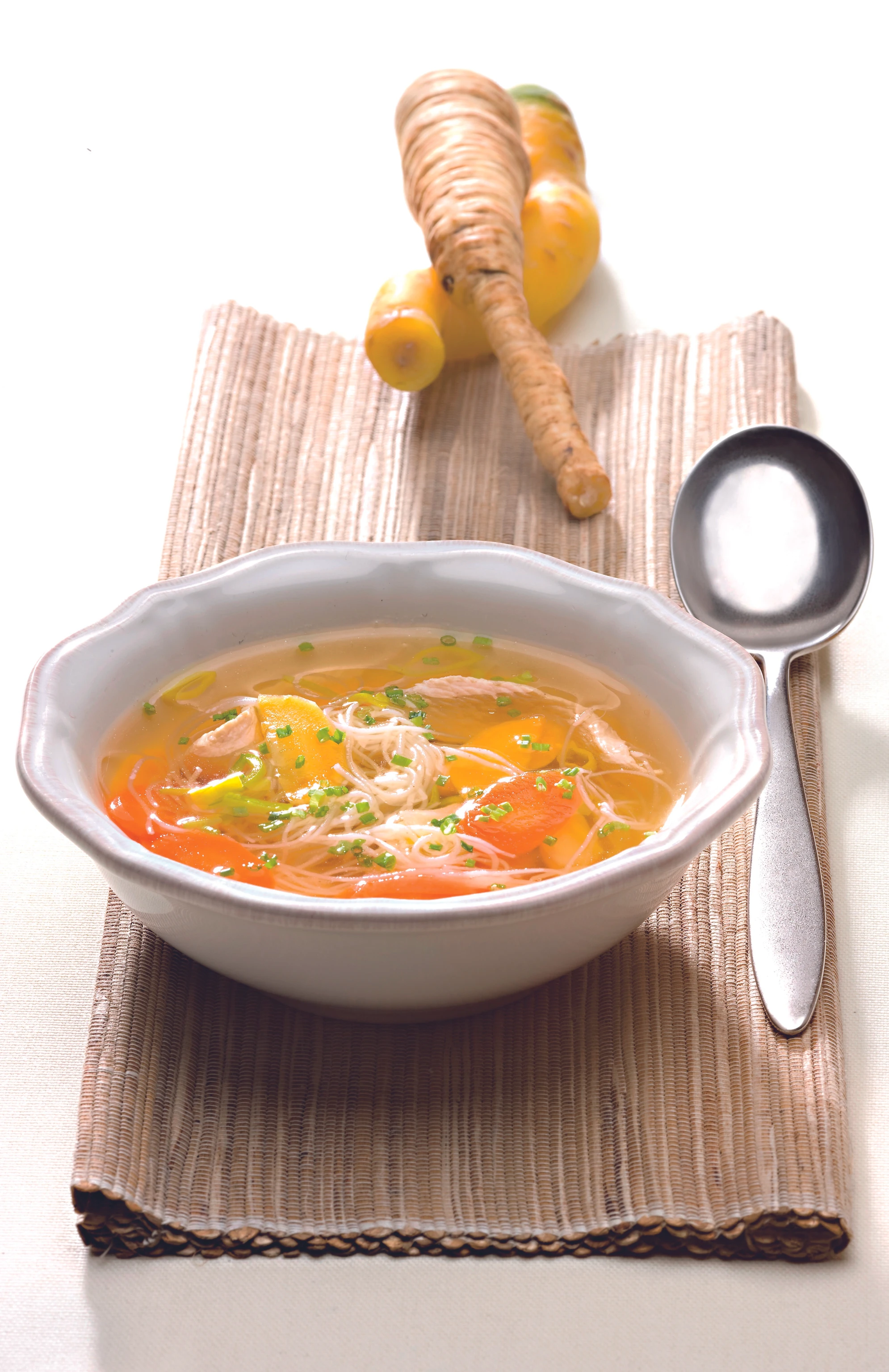 Hühnersuppe mit Nudeln und Gemüse