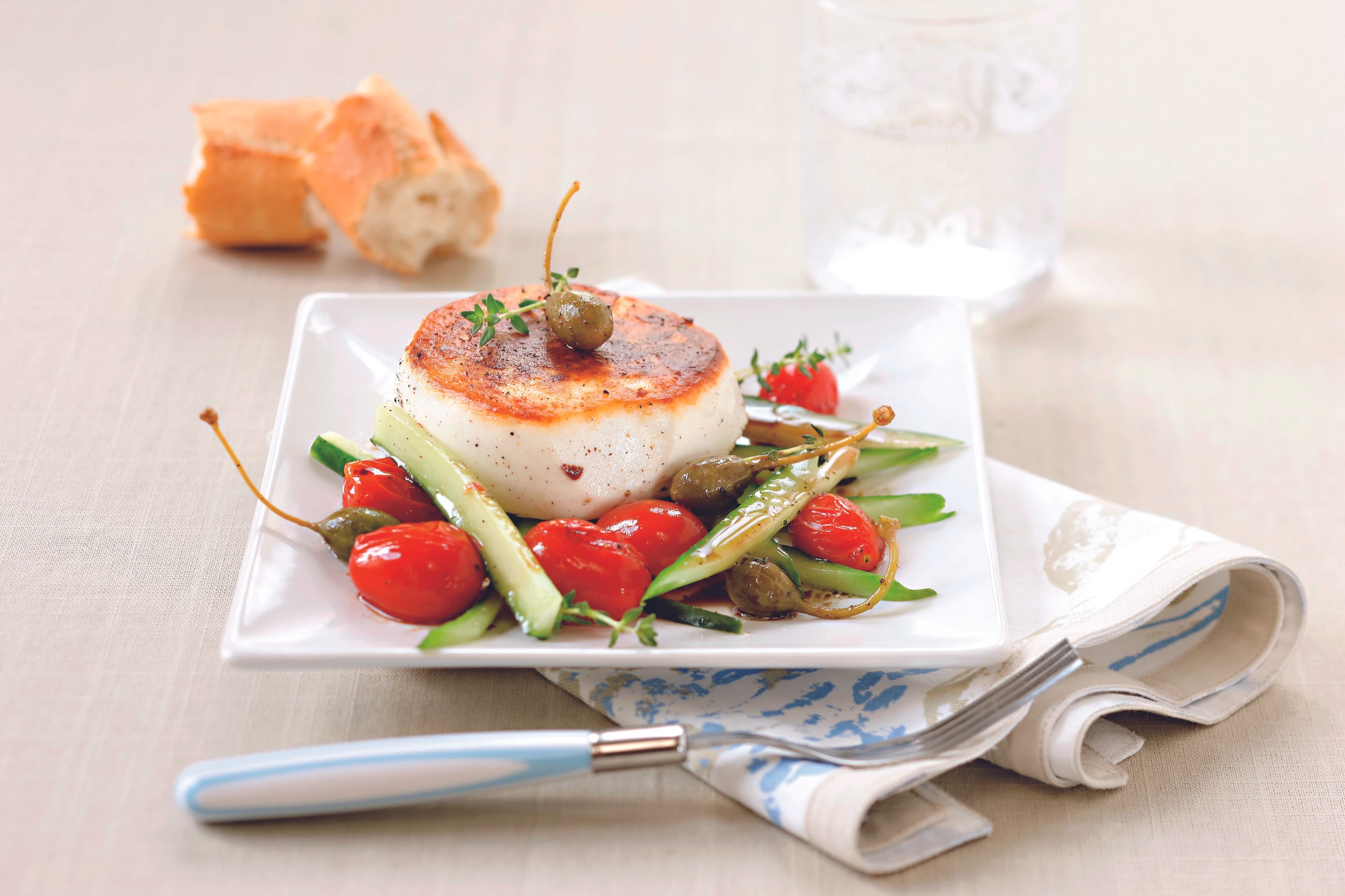 Knuspriger Schafkäse auf gebratenem Salat