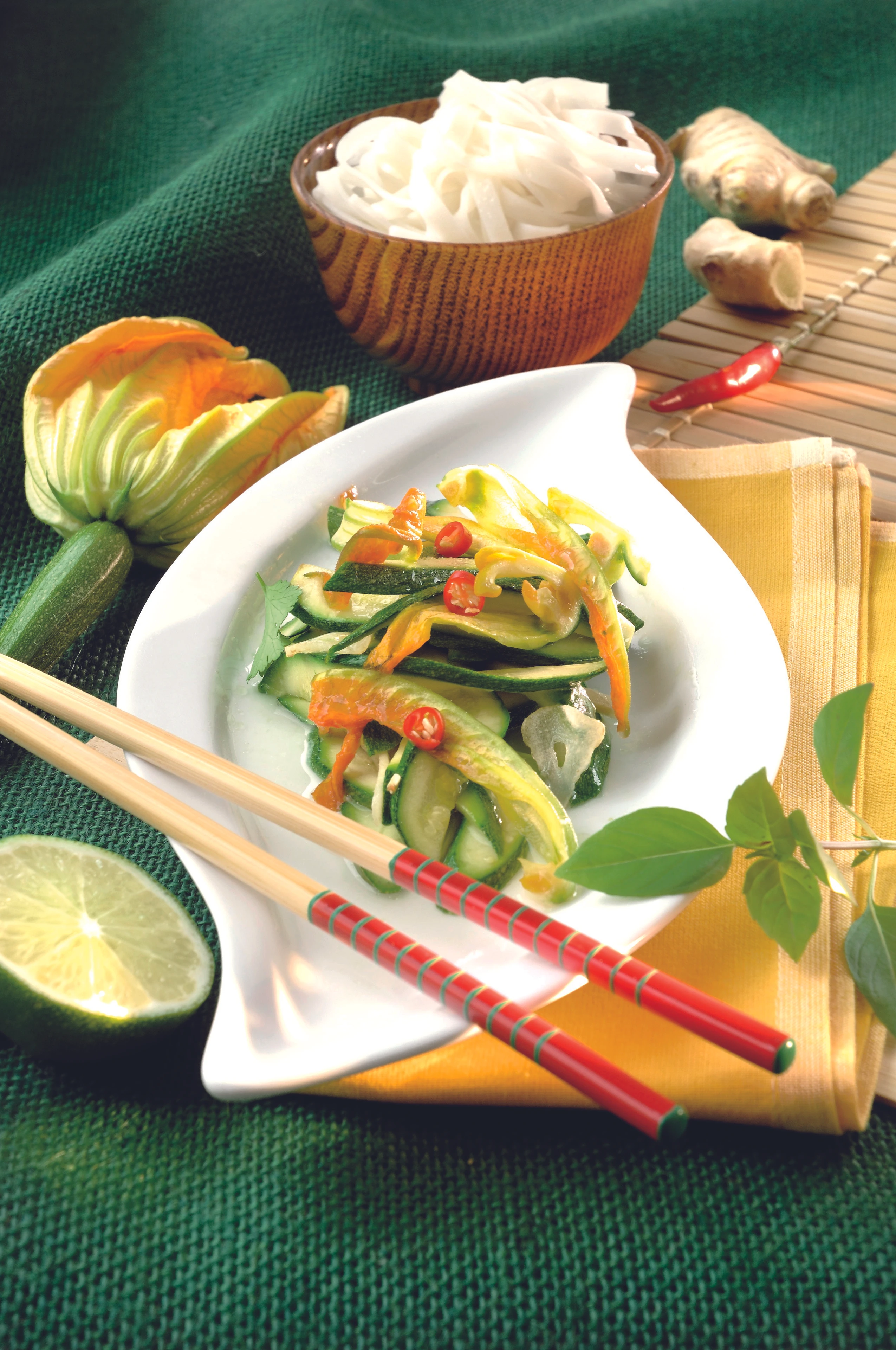 Zucchiniblütengemüse in Thai-Basilikum-Limettensauce